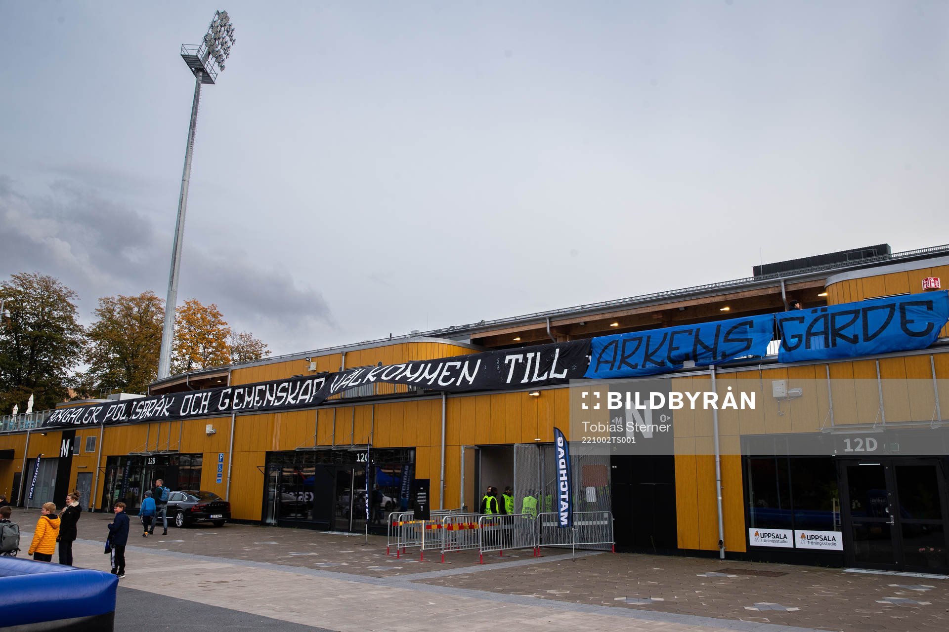 Banderoll med texten Bengaler, polisbråk och gemenskap