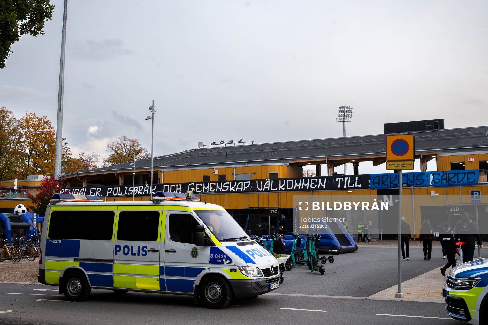 Polisbilar utanför Studenternas inför fotbollsmatchen i Allsvenskan mellan Sirius och AIK den 2 oktober 2022 i Uppsala. 