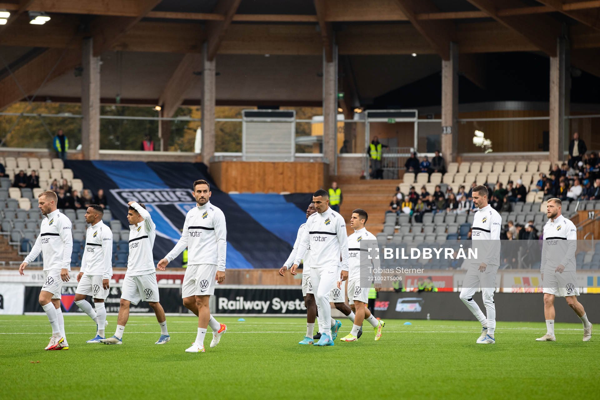 AIKs spelare inför fotbollsmatchen i Allsvenskan mellan Sirius och AIK den 2 oktober 2022 i Uppsala. 