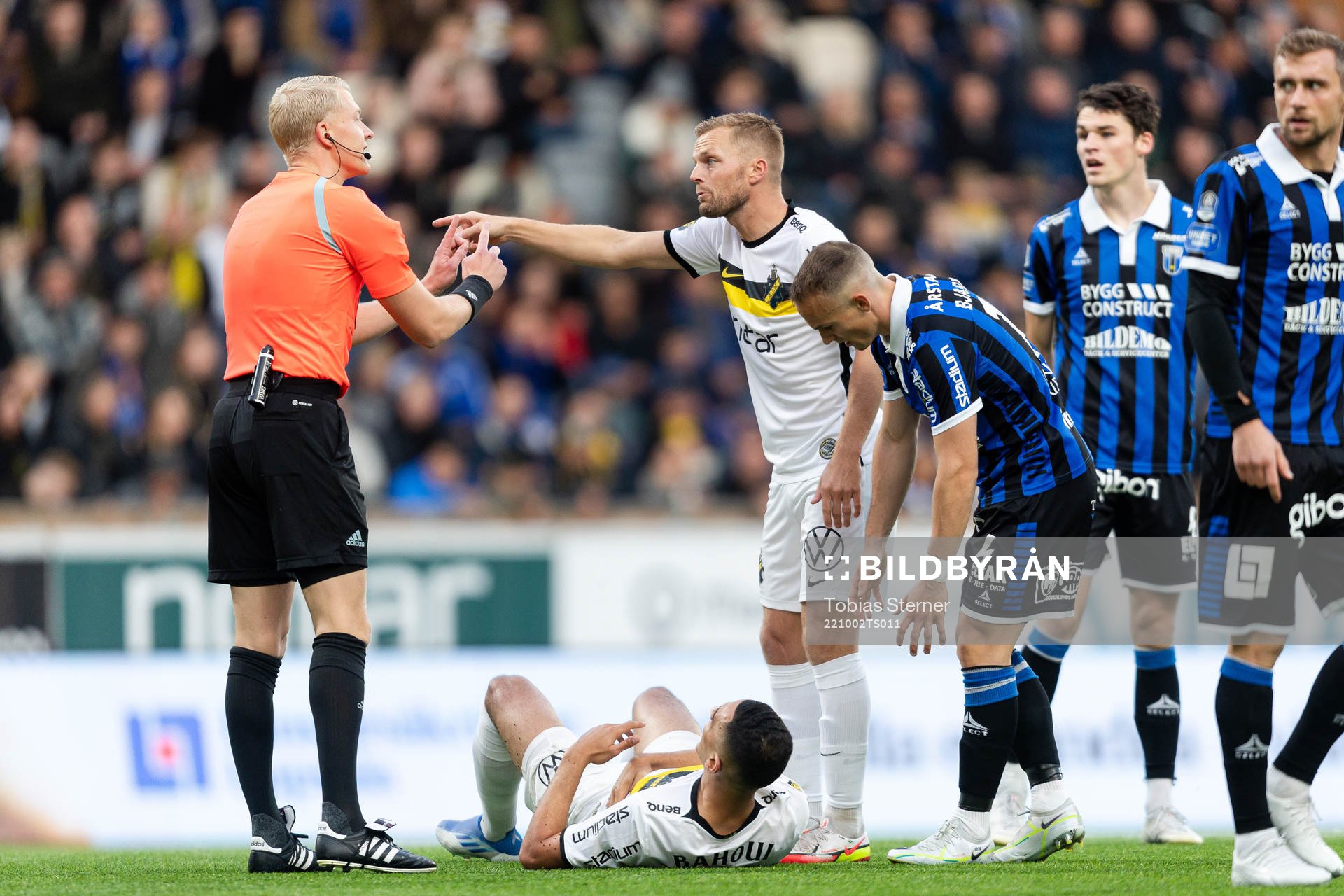 AIKs Sebastian Larsson och Nabil Bahoui reagerar på