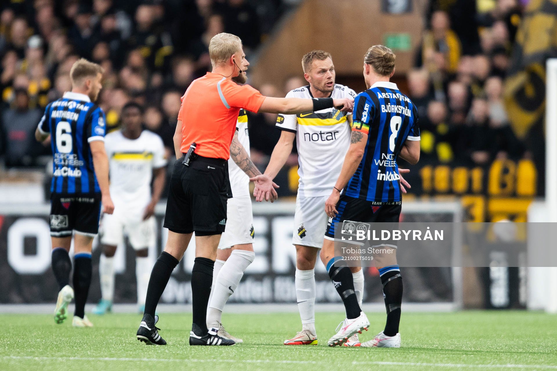 Domare Adam Ladebäck och AIKs Sebastian Larsson och Sirius