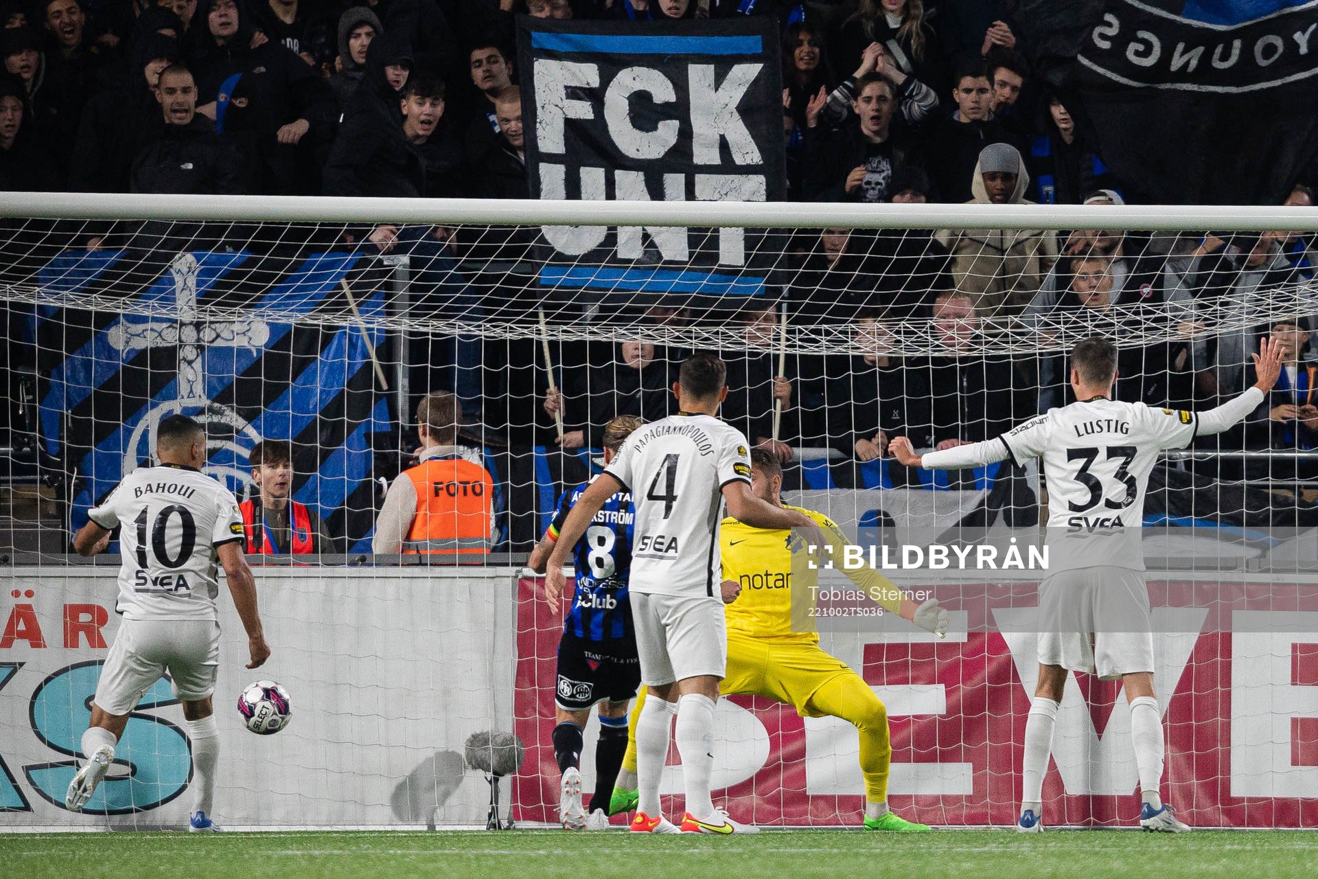 Sirius Tim Björkström gör 1-0 bakom AIKs Nabil Bahoui,