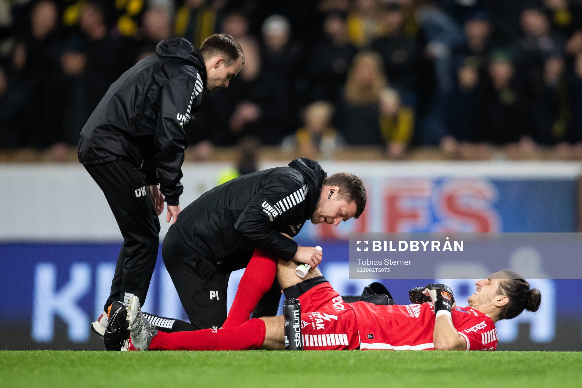 Sirius målvakt David Mitov Nilsson får vård under fotbollsmatchen i Allsvenskan mellan Sirius och AIK den 2 oktober 2022 i Uppsala. 