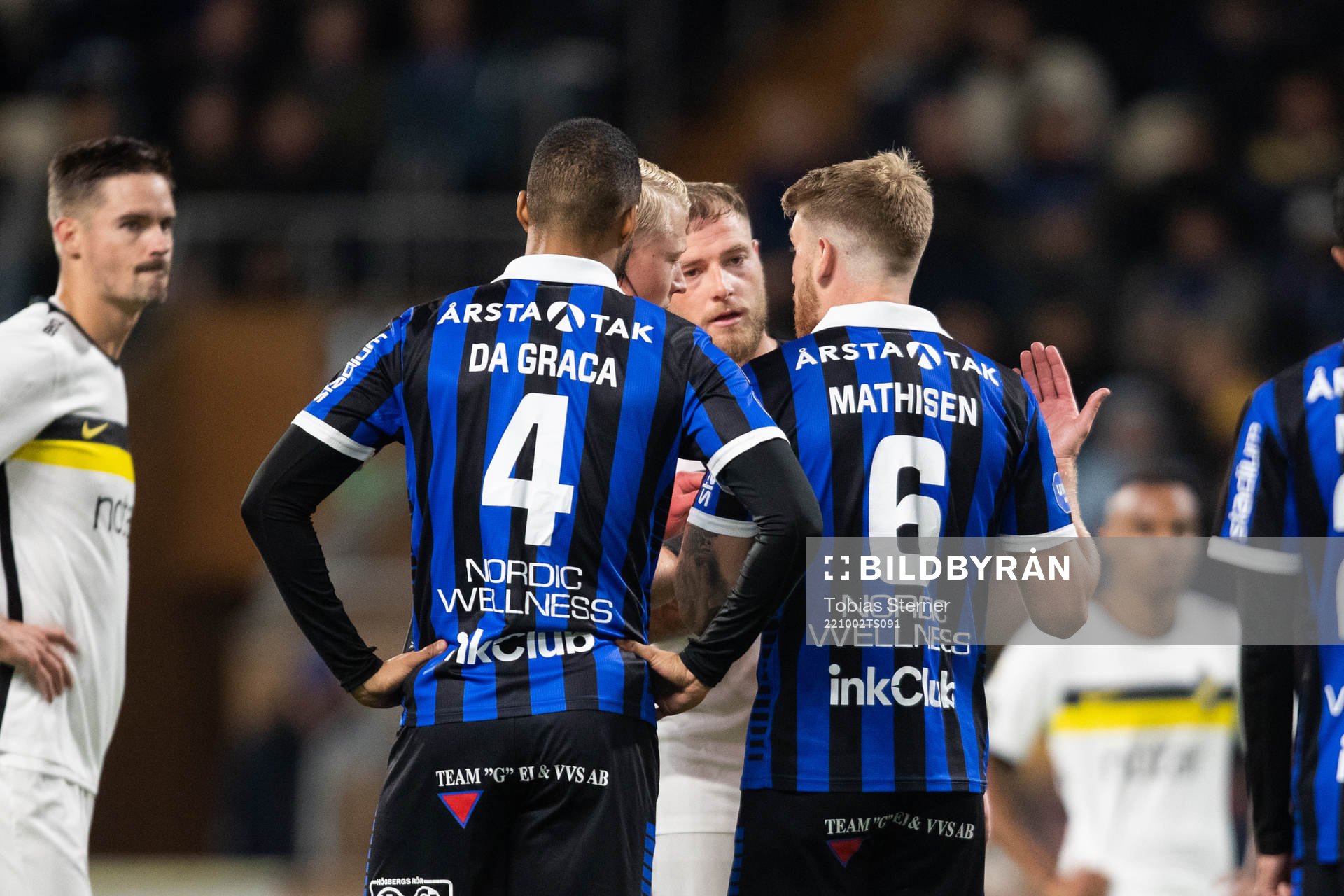 AIKs John Guidetti och Sirius Marcus Klingenberg Mathisen under fotbollsmatchen i Allsvenskan mellan Sirius och AIK den 2 oktober 2022 i Uppsala.