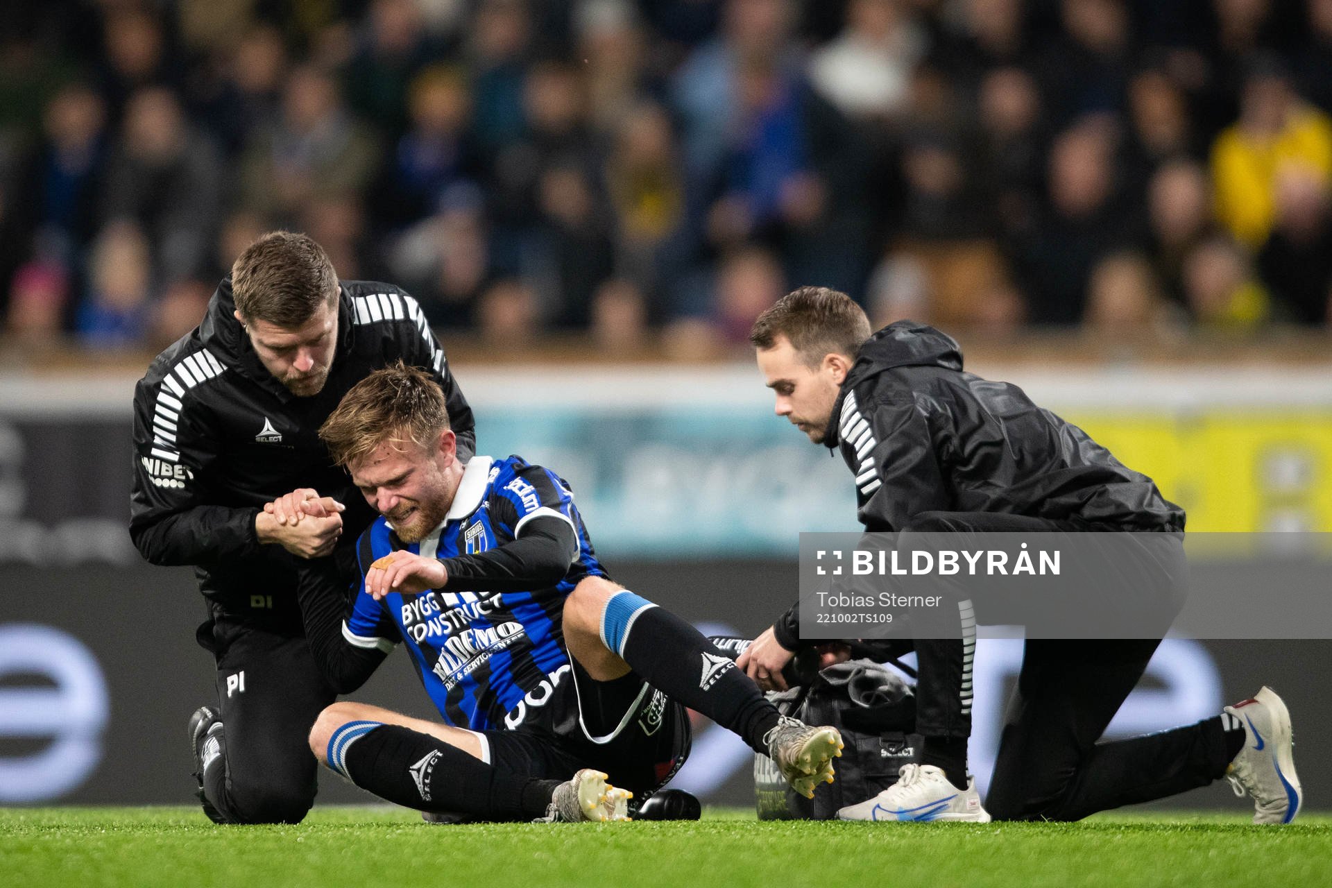 Sirius Dennis Widgren med skada under fotbollsmatchen i Allsvenskan mellan Sirius och AIK den 2 oktober 2022 i Uppsala. 