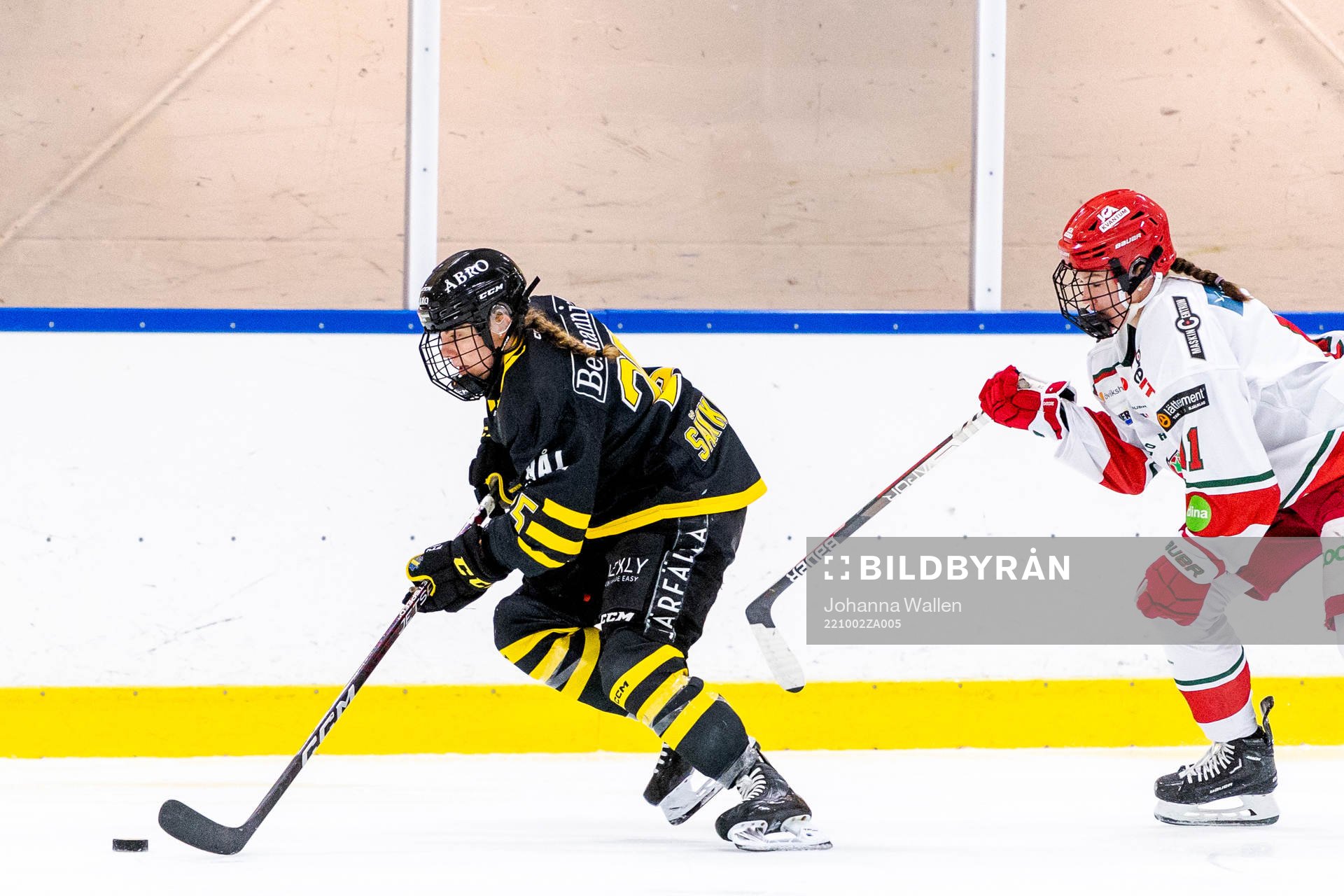 AIKs Sara Säkkinen och Modos Julia Perjus