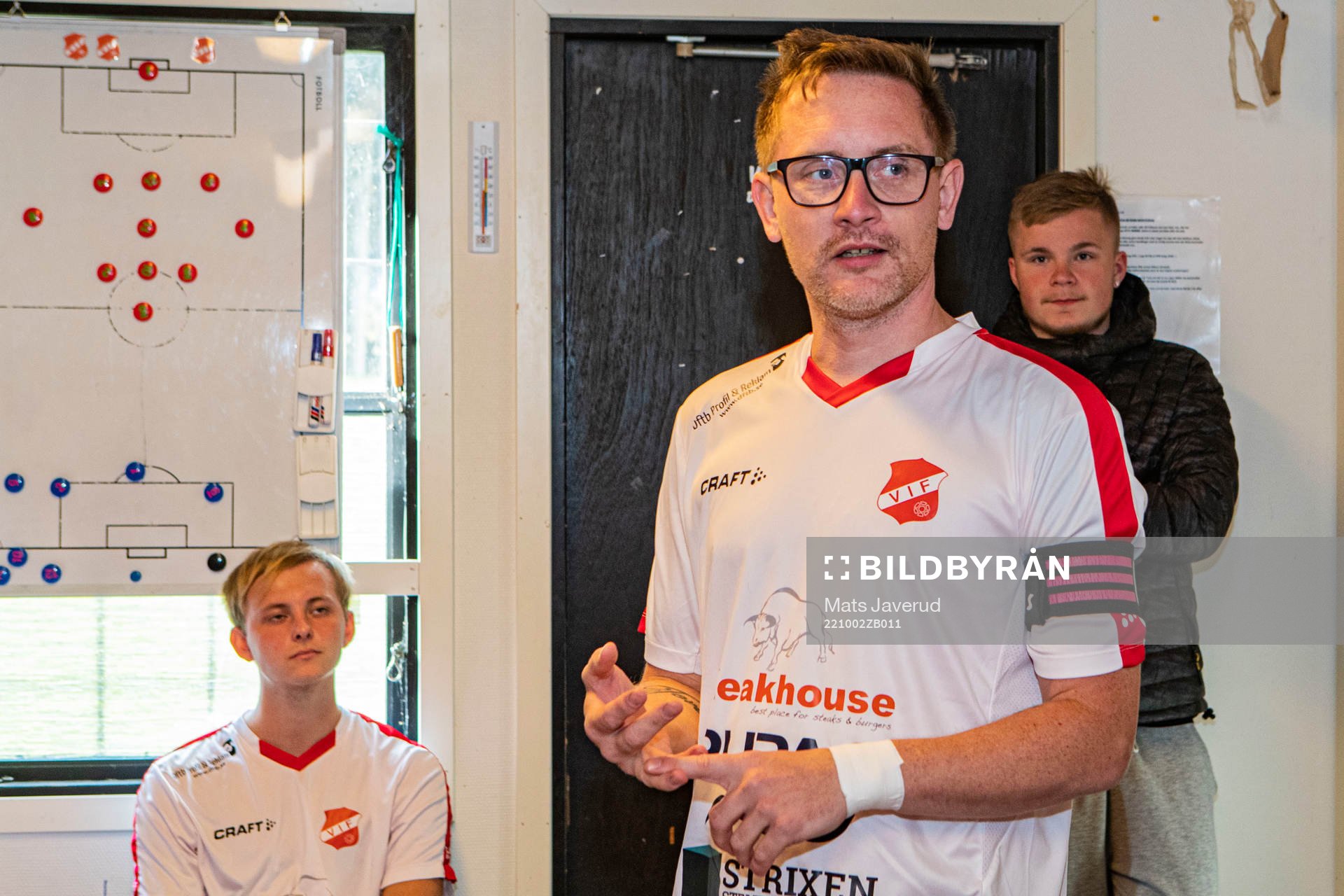 Venestads tränare Jerry Cederholm  håller genomgång
