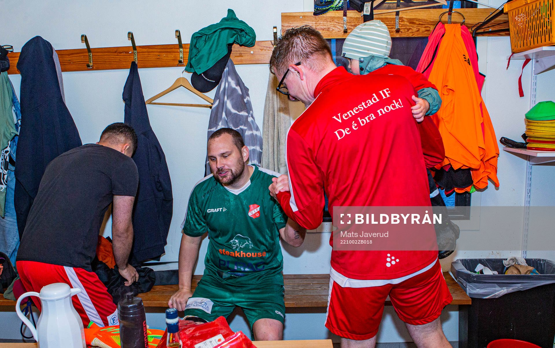 Venestads tränare Jerry Cederholm  tackar målvakt Nicklas