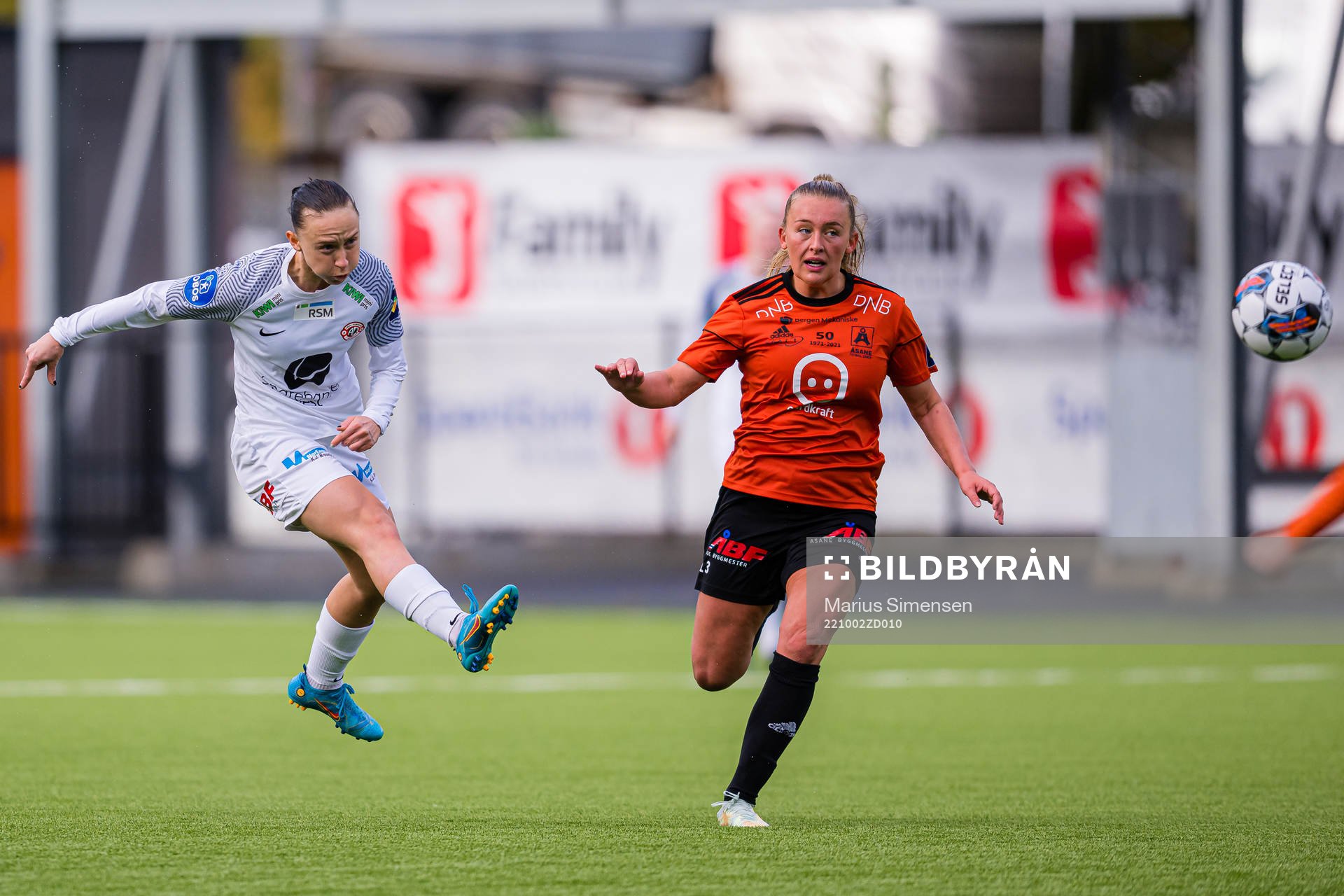 Miljana Ivanovic of Arna-Bjørnar and Madeleine Veivåg of
