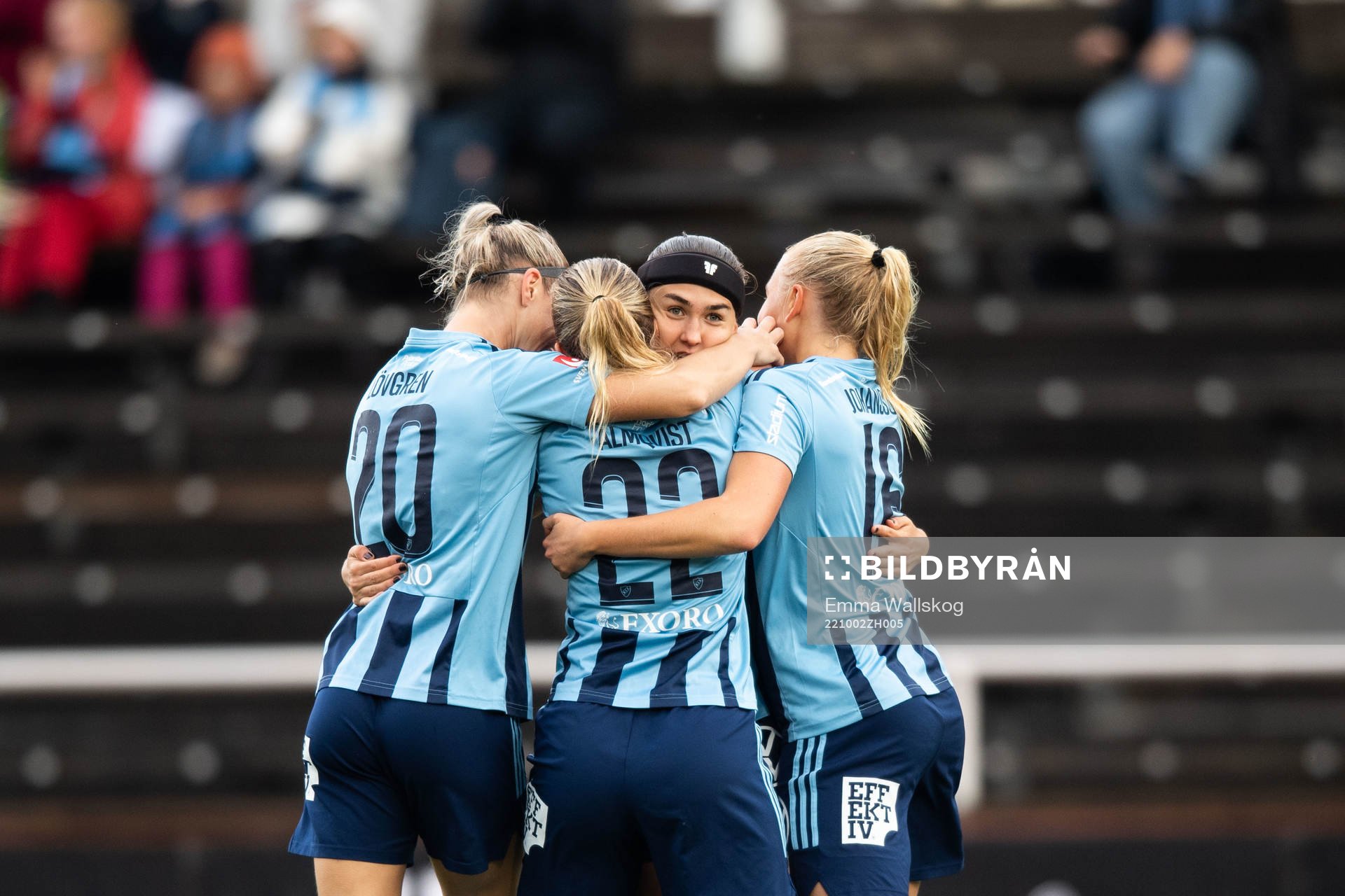 Djurgårdens spelare jublar med Lova Lundin