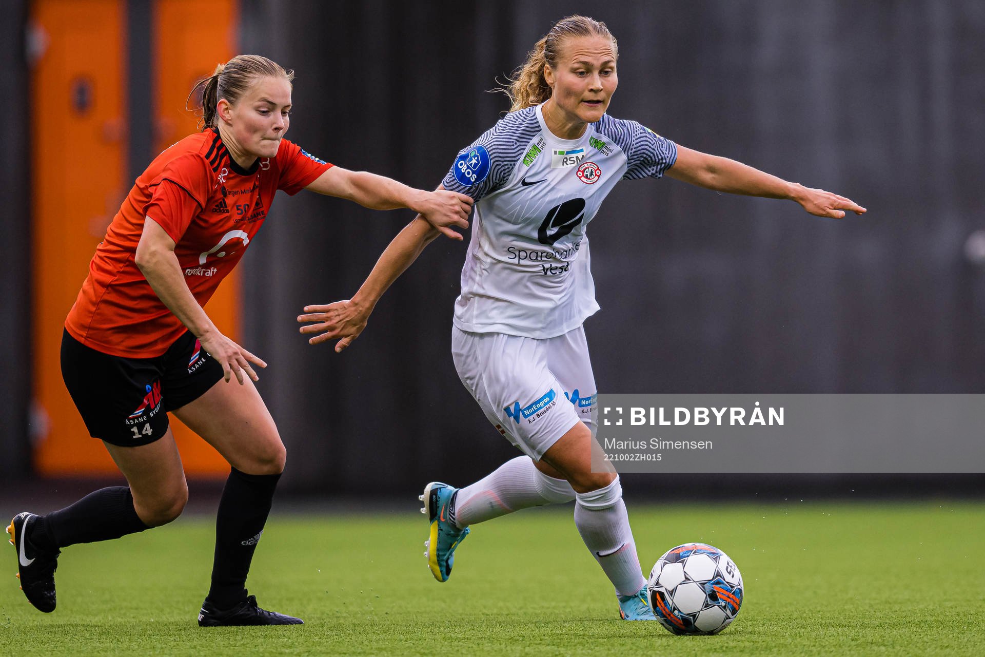 Karen Kraft Vistnes of Åsane and Sigrid Kristina Reidun Aas of Arna-Bjørnar during the Toppserien football match between Åsane and Arna-Bjørnar on October 2, 2022 in Bergen.