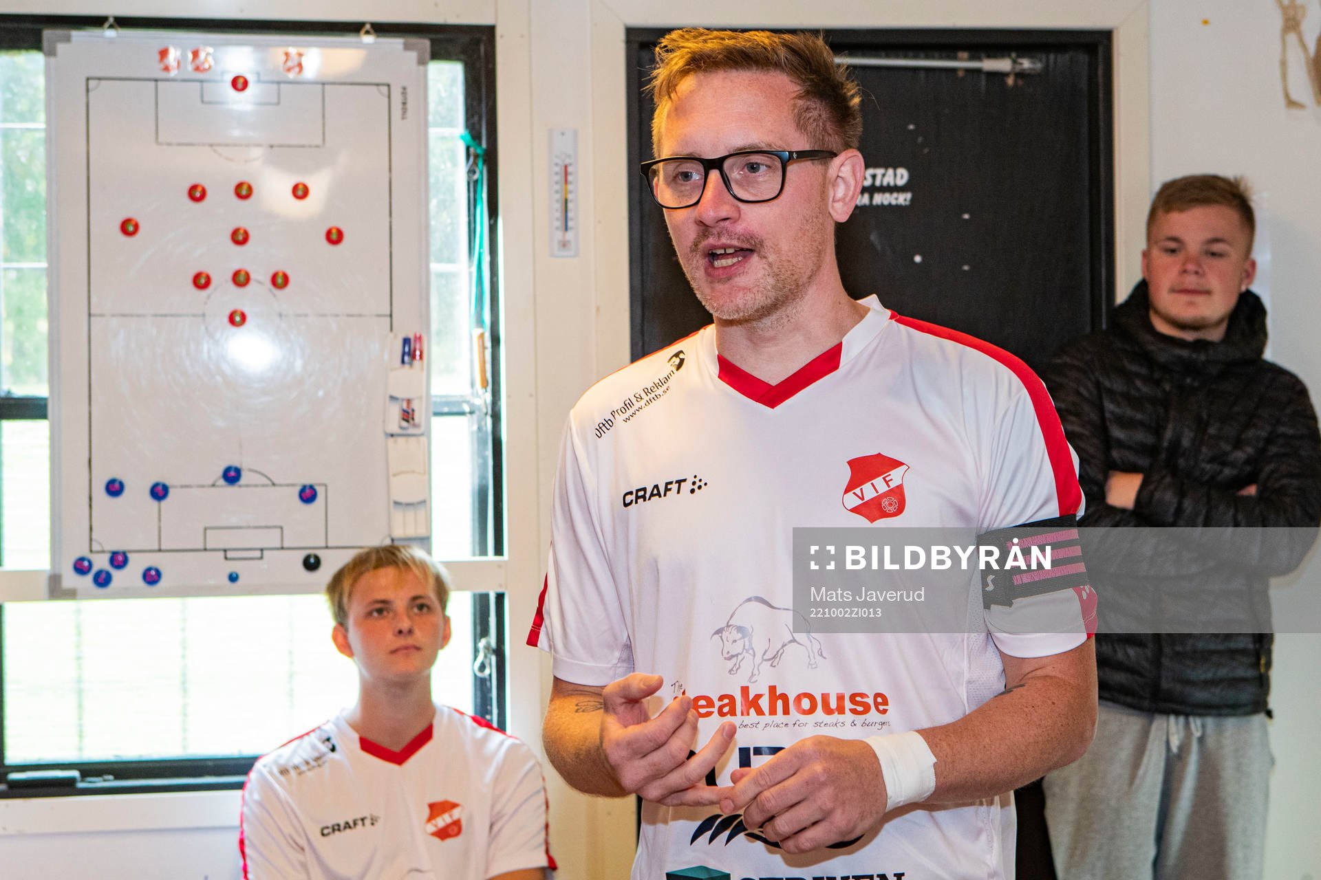 Venestads tränare Jerry Cederholm  håller genomgång