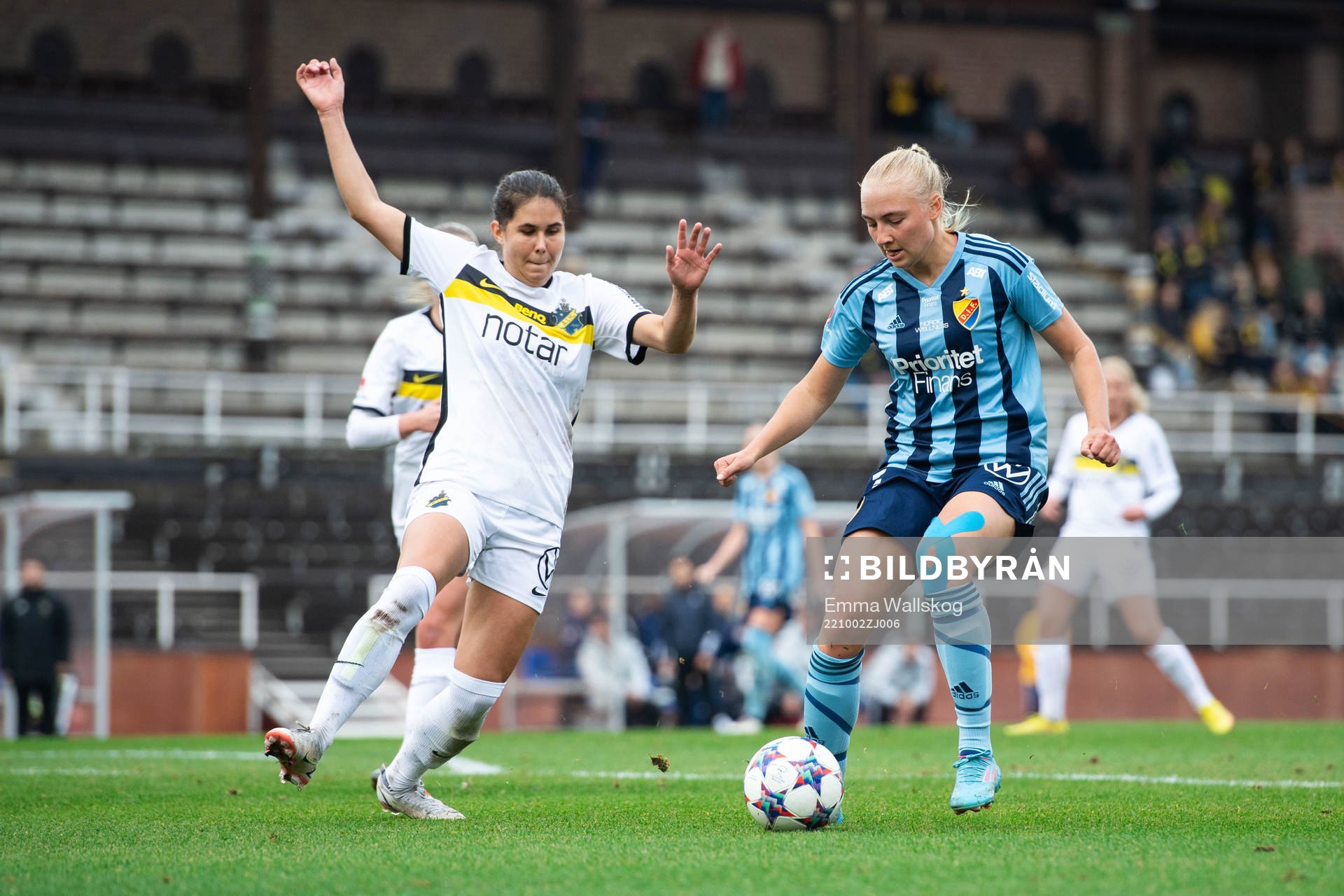 AIKs Julia Olsson och Djurgårdens Stinalisa Johansson