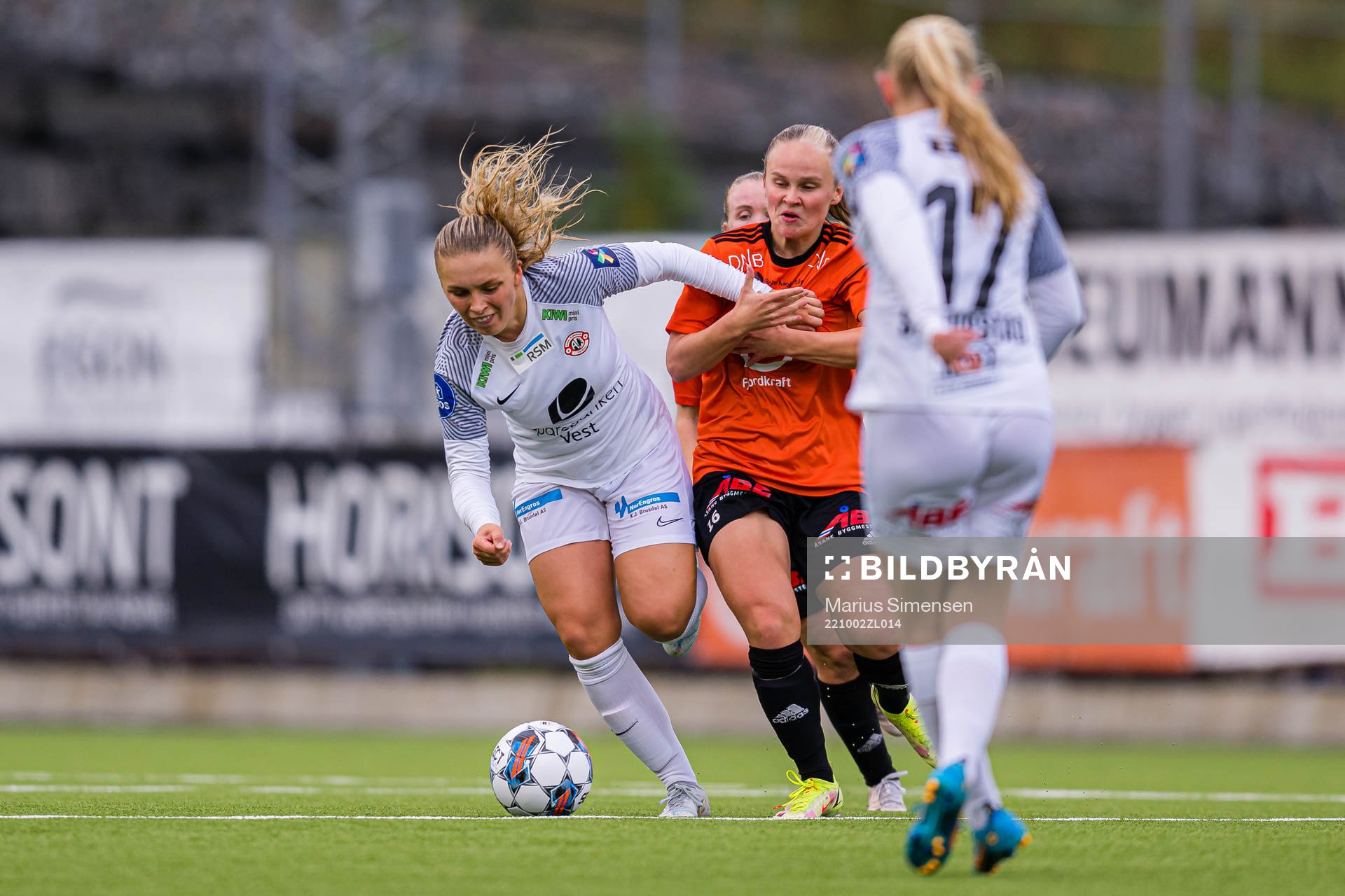 Marte Bjelde Hjelmhaug of Arna-Bjørnar and Mathilde Sangolt of Åsane during the Toppserien football match between Åsane and Arna-Bjørnar on October 2, 2022 in Bergen.