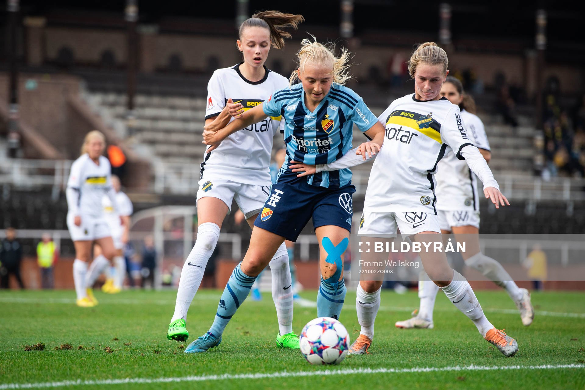 AIKs Hedda Johansson och Olivia Lindstedt och Djurgårdens