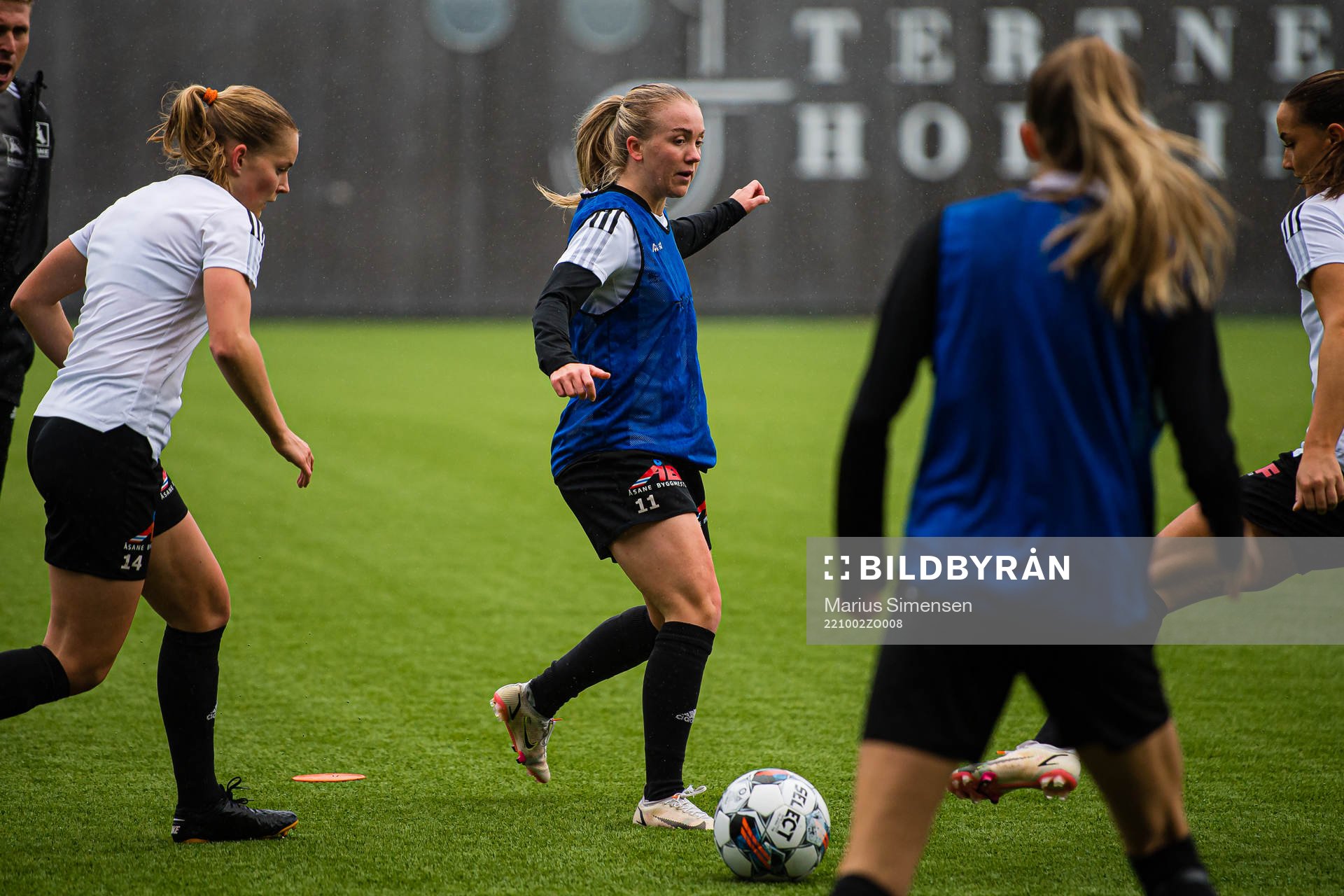 Andrine Mo of Åsane warms up