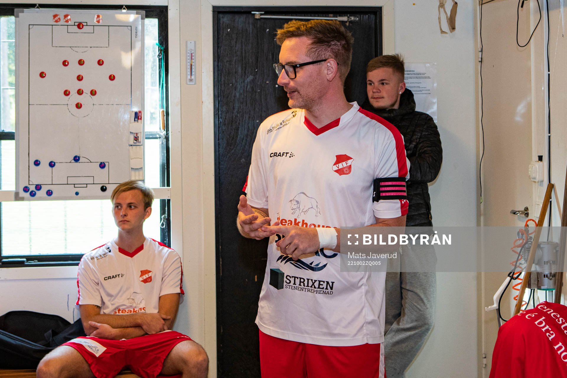 Venestads tränare Jerry Cederholm  håller genomgång