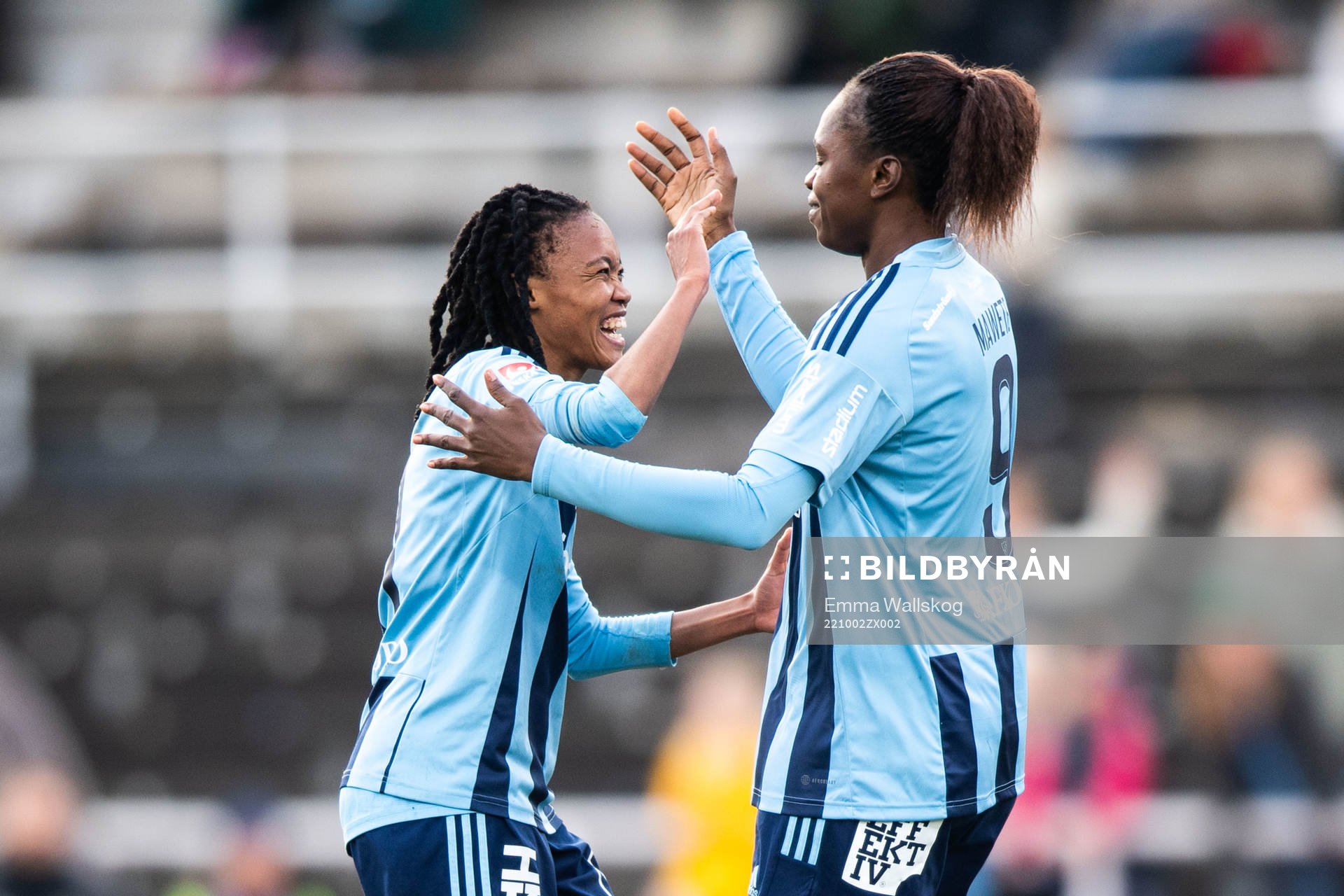 Djurgårdens Linda Maserame Motlhalo och Flavine Mawete