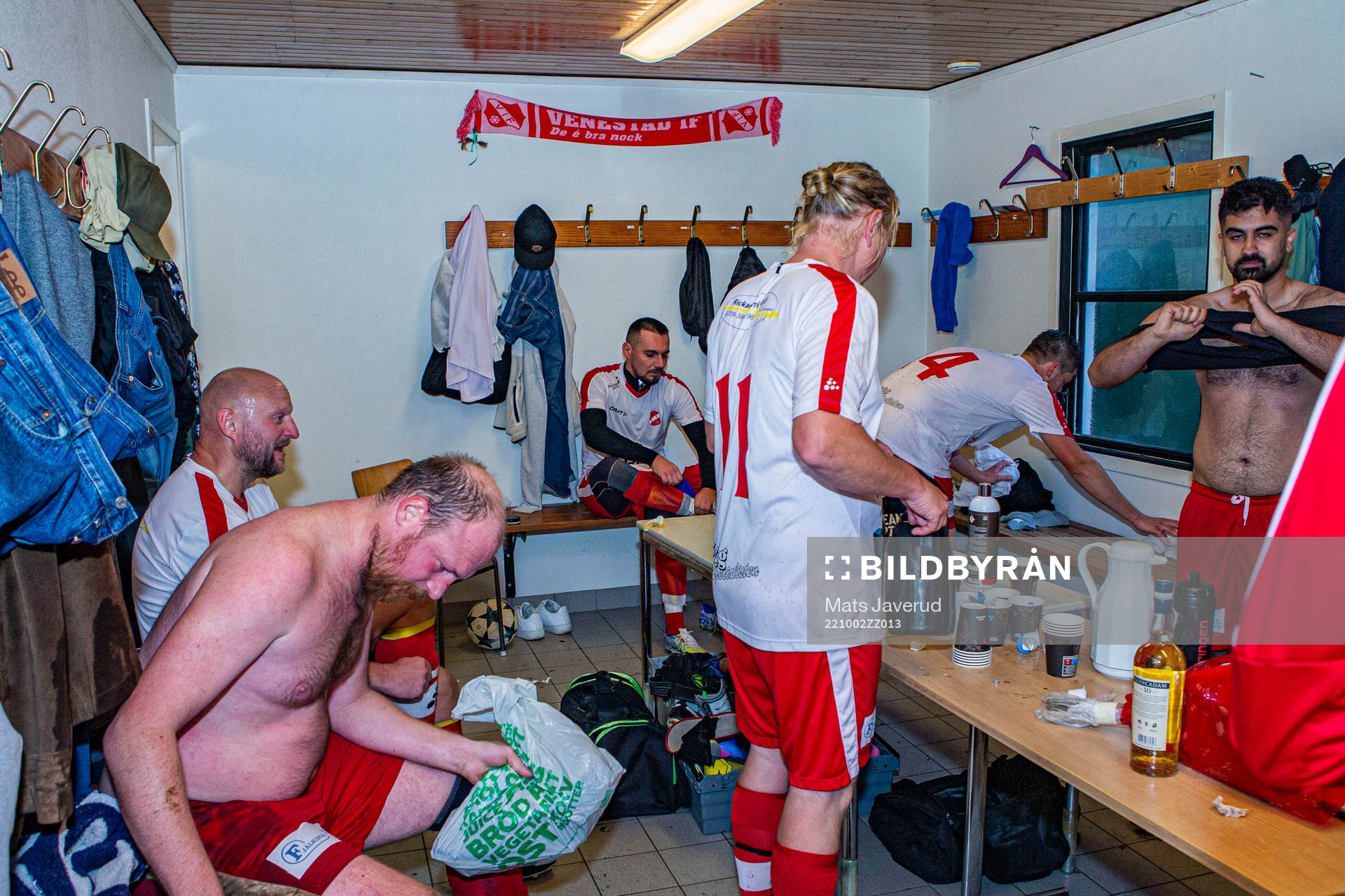 Korv i omklädningsrummet efter fotbollsmatchen i Division 6 Nordöstra B Skåne mellan Venestad och Vittskövle den 2 oktober 2022 i Venestad.