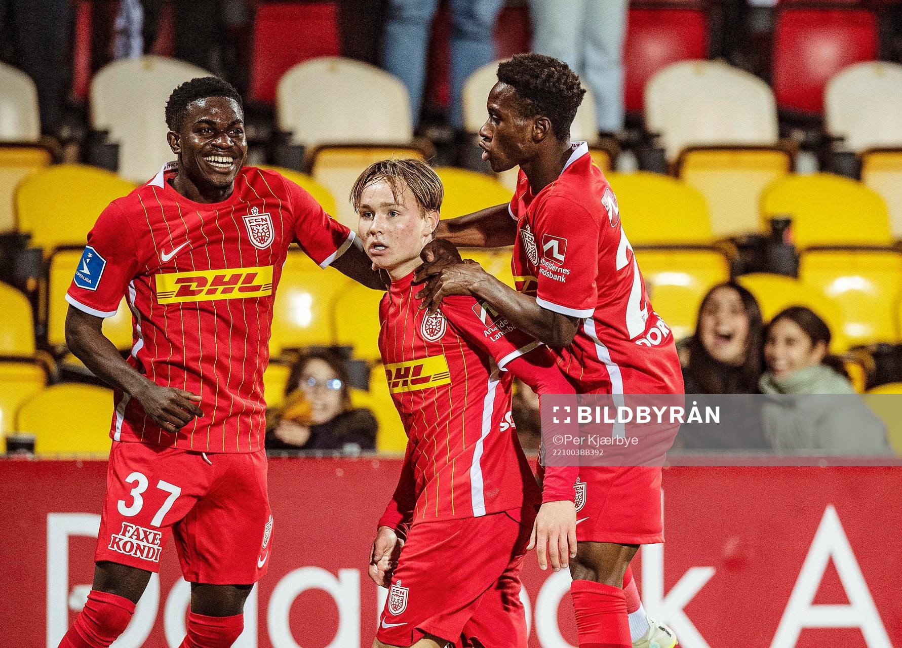  [DK=20221003: Andreas Schjelderup, FC Nordsjælland hyldes efter målet til 3-0 af Ernest Nuamah og Maho Yepie Dorgeles Guy-Mario Bocha]