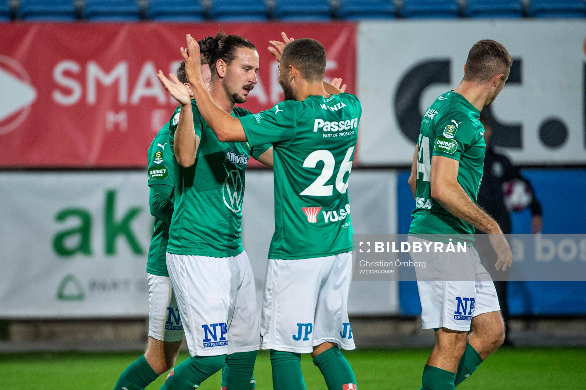 Jönköpings Södras Edin Hamidovic jublar med lagkamraterna