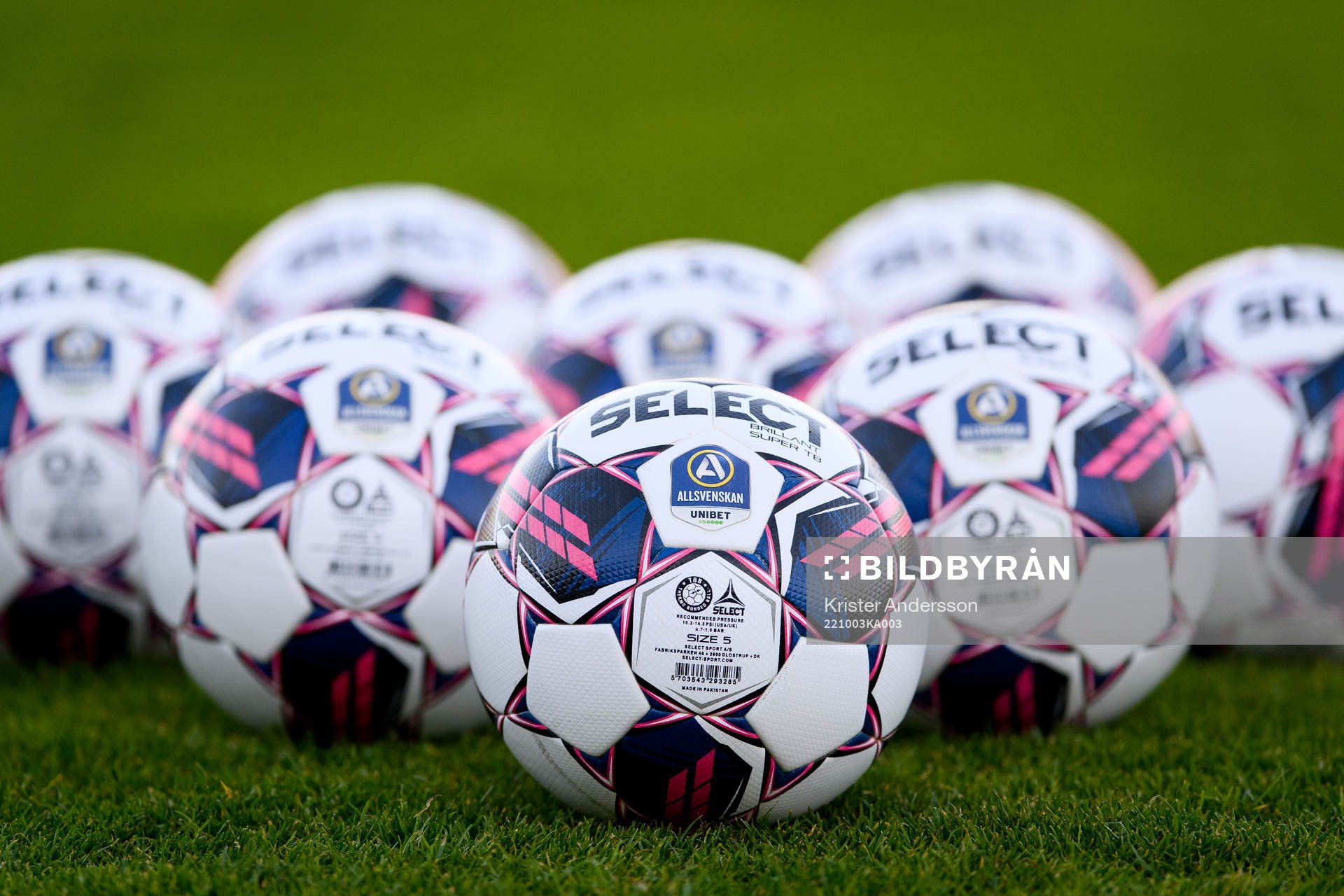 Fotbollar före fotbollsmatchen i Allsvenskan mellan