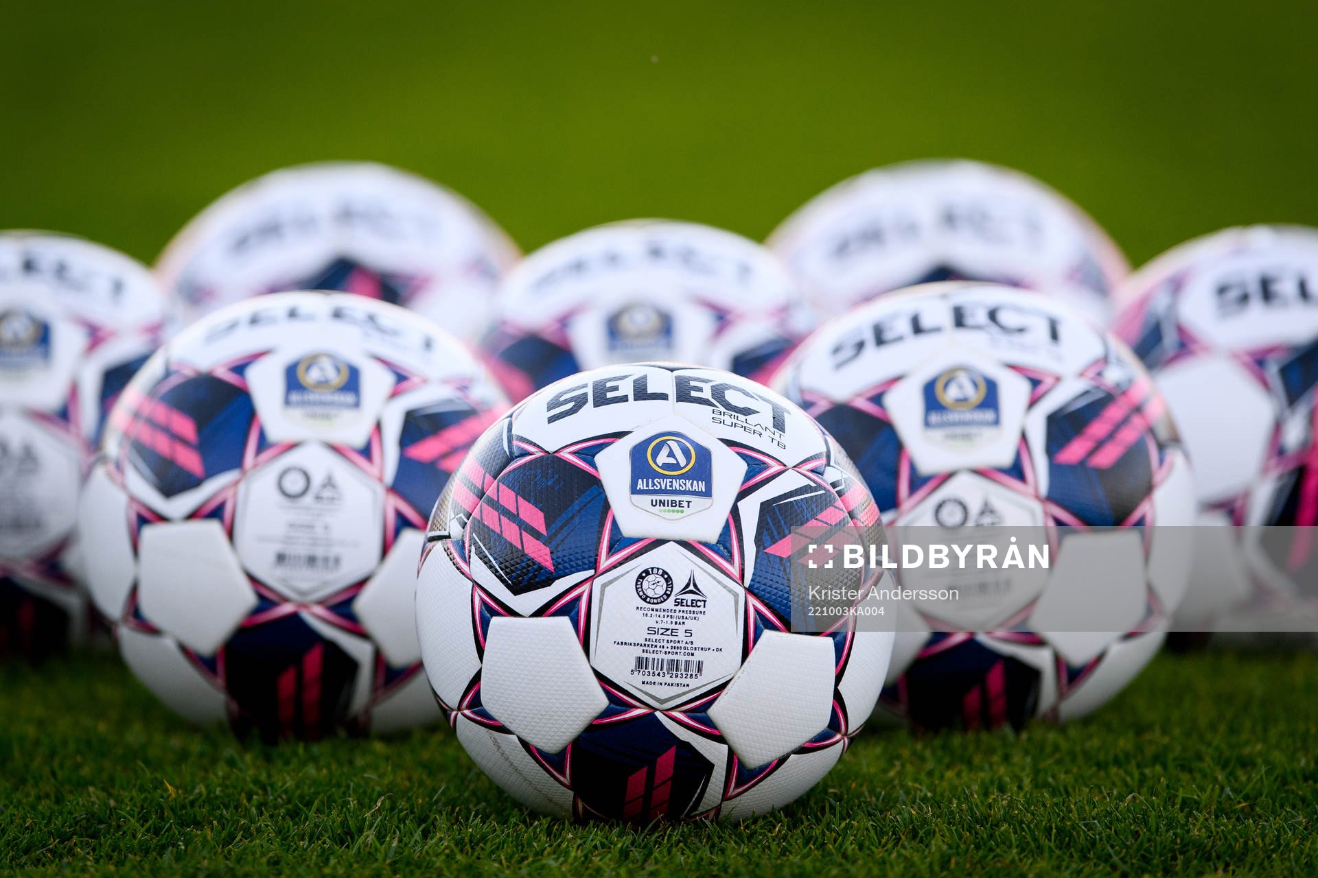 Fotbollar före fotbollsmatchen i Allsvenskan mellan
