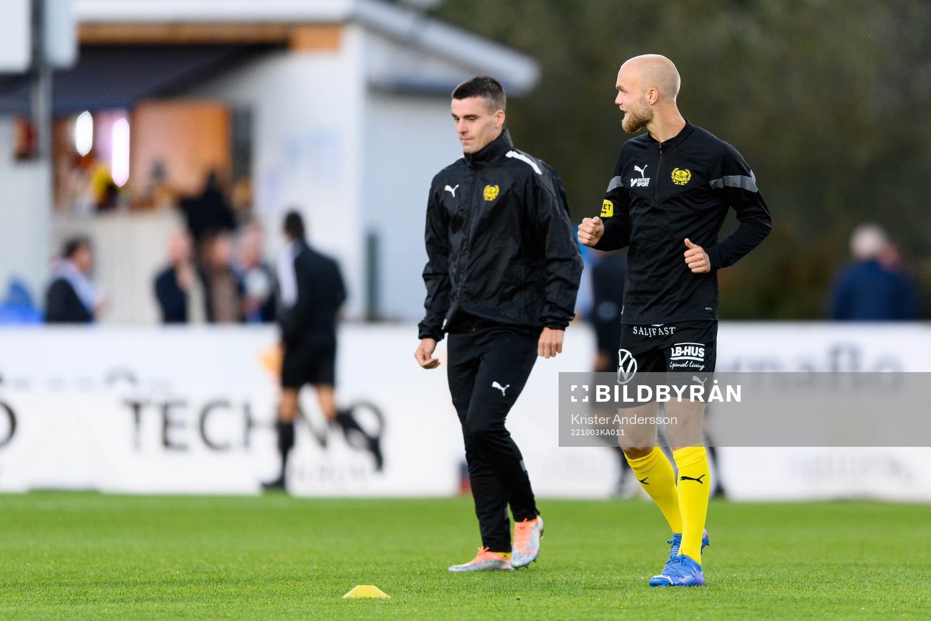 Mjällbys spelare värmer upp före fotbollsmatchen i