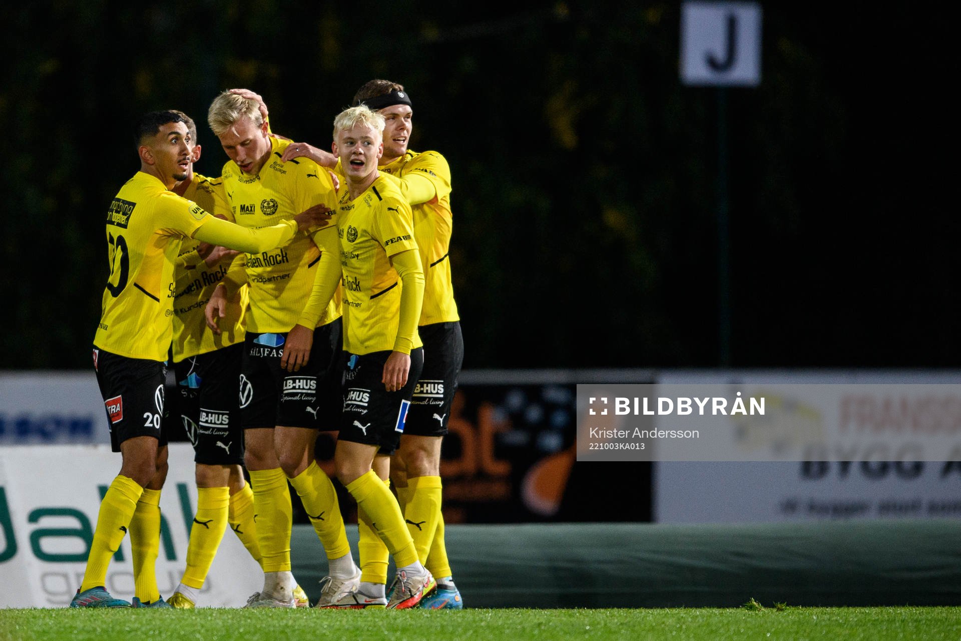Mjällbys Carlos Moros Gracia jublar med lagkamrater