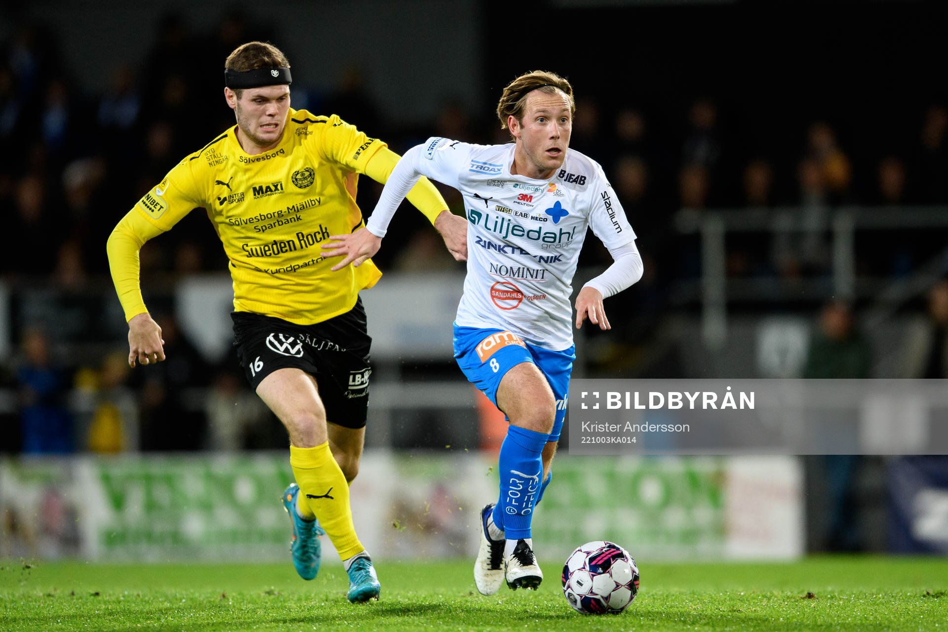 Mjällbys Jacob Bergström och Värnamos William Kenndal under fotbollsmatchen i Allsvenskan mellan Värnamo och Mjällby den 3 oktober 2022 i Värnamo.