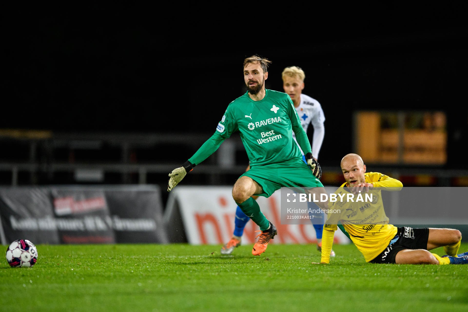 Värnamos målvakt Pilip Vaitsiakhovich under fotbollsmatchen i Allsvenskan mellan Värnamo och Mjällby den 3 oktober 2022 i Värnamo. 