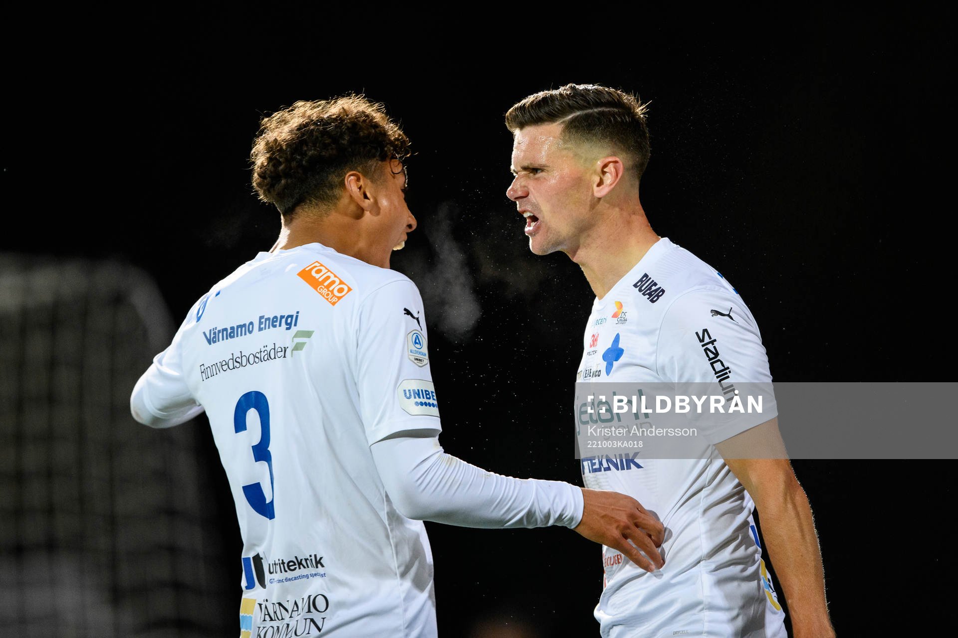 Värnamos Marcus Antonsson (th) jublar