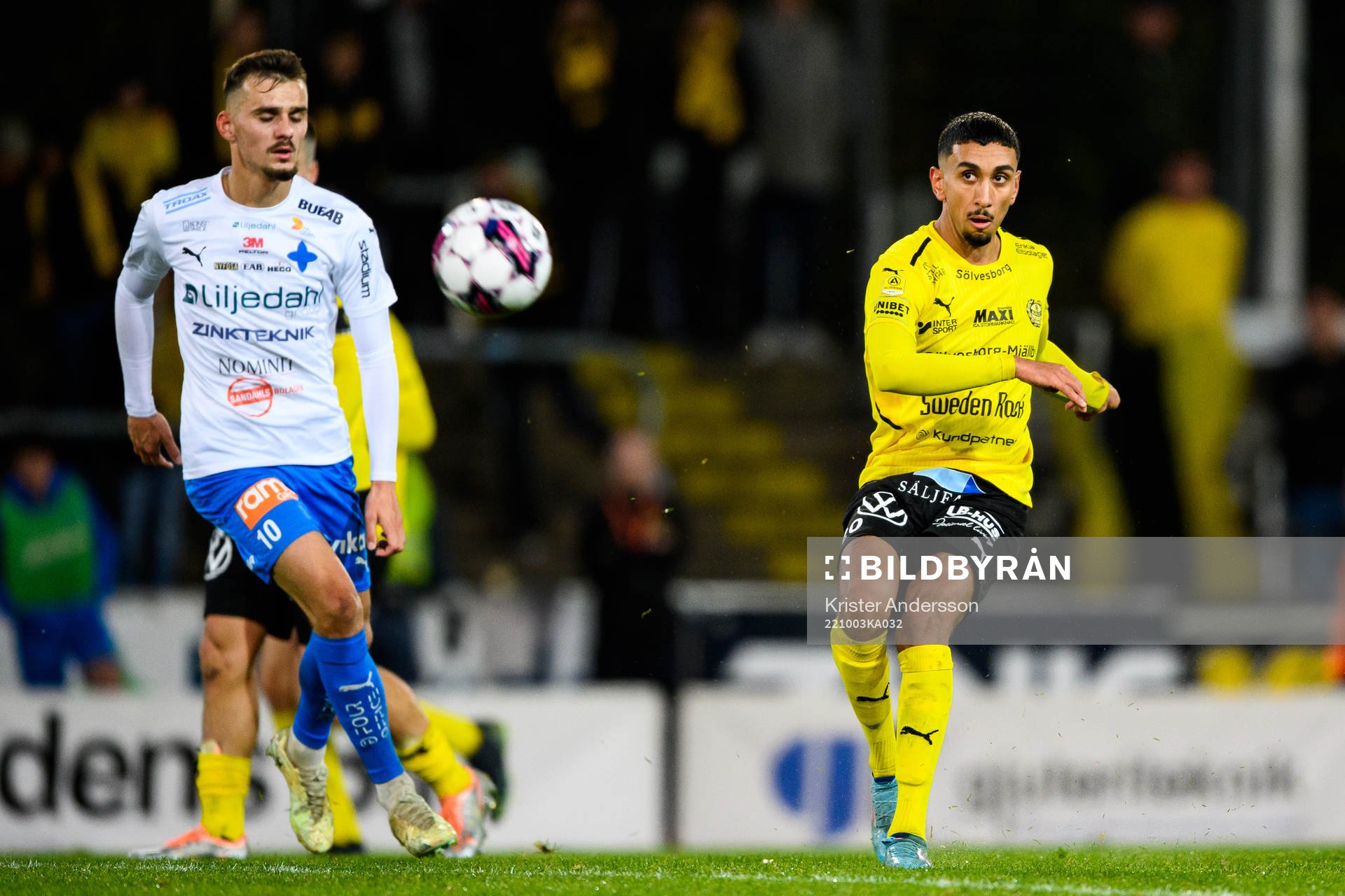 Värnamos Ajdin Zeljkovic och Mjällbys Amir Al-Ammari