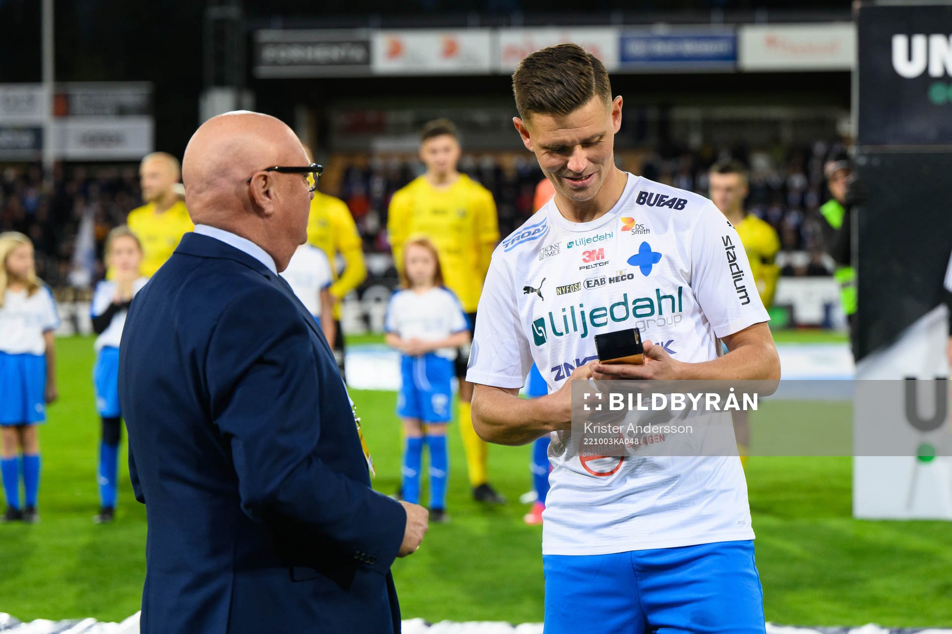 Värnamos Marcus Antonsson får pris som månadens spelare före fotbollsmatchen i Allsvenskan mellan Värnamo och Mjällby den 3 oktober 2022 i Värnamo.