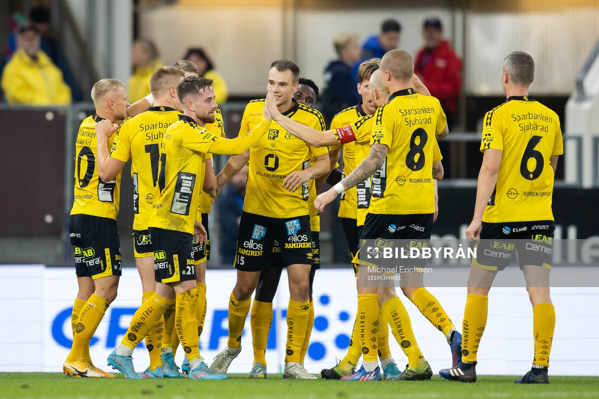 Elfsborgs Alexander Bernhardsson jublar med lagkamrater