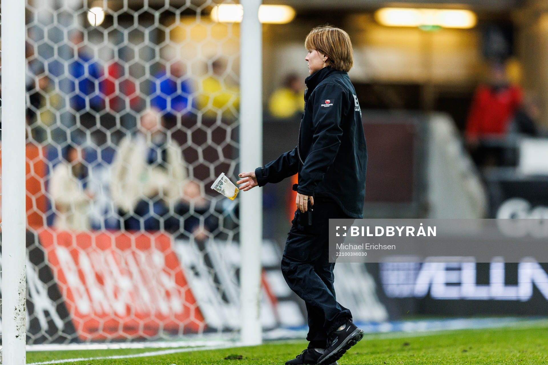 En funktionär plockar bort inkastade föremål