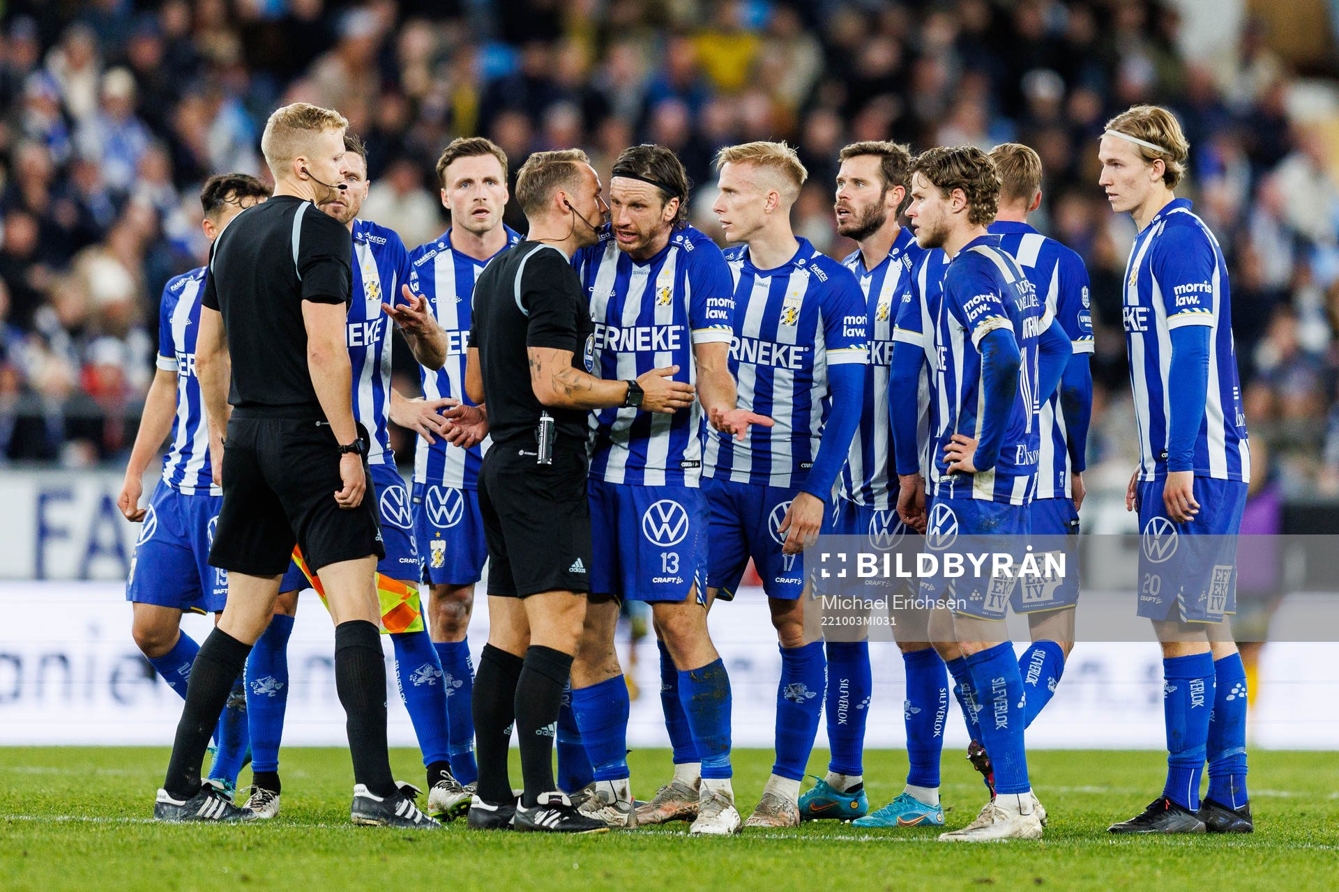 Domare Kristoffer Karlsson i en diskussion med IFK