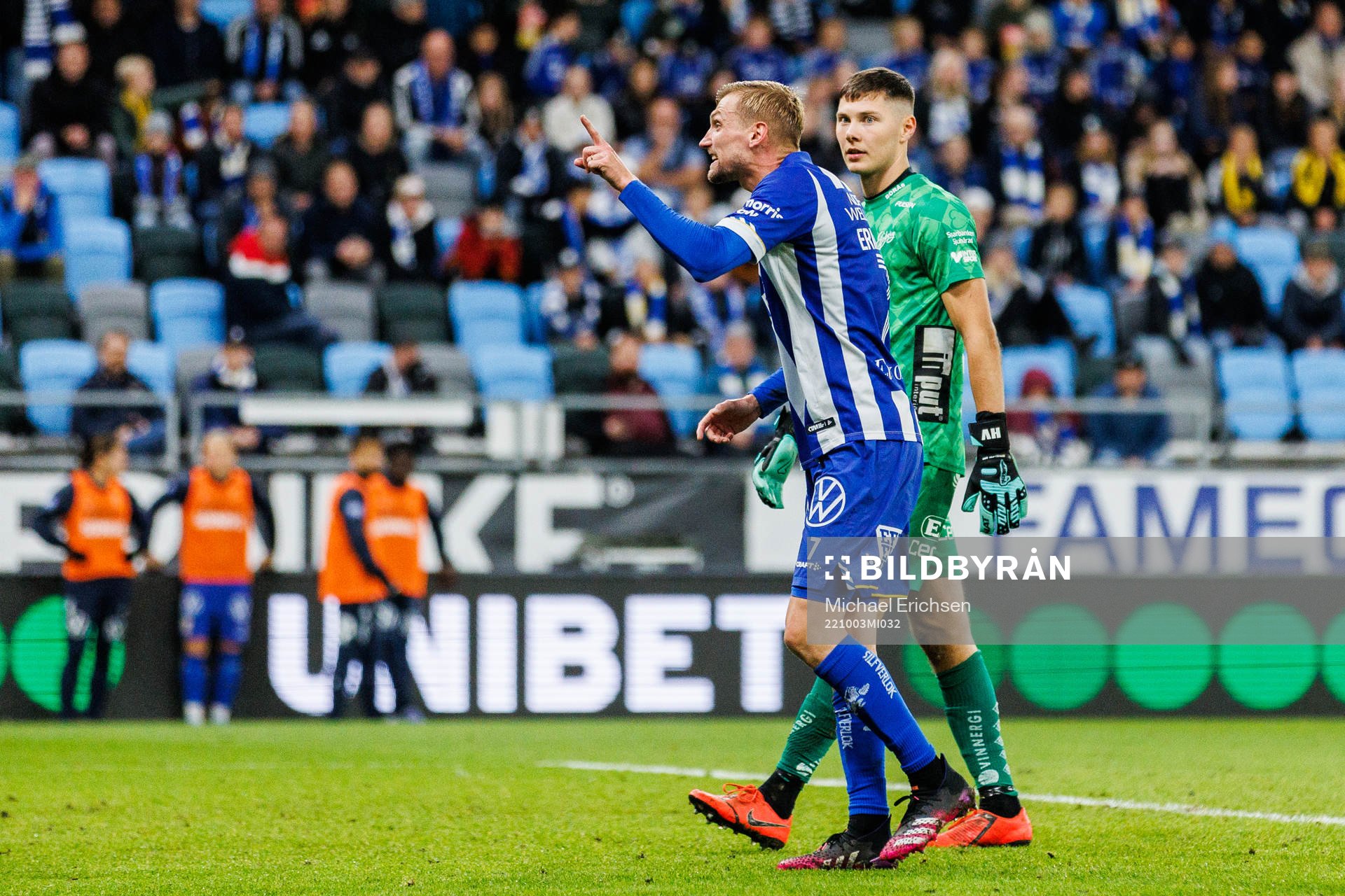 IFK Göteborgs Sebastian Eriksson uppmanar supportrarna att