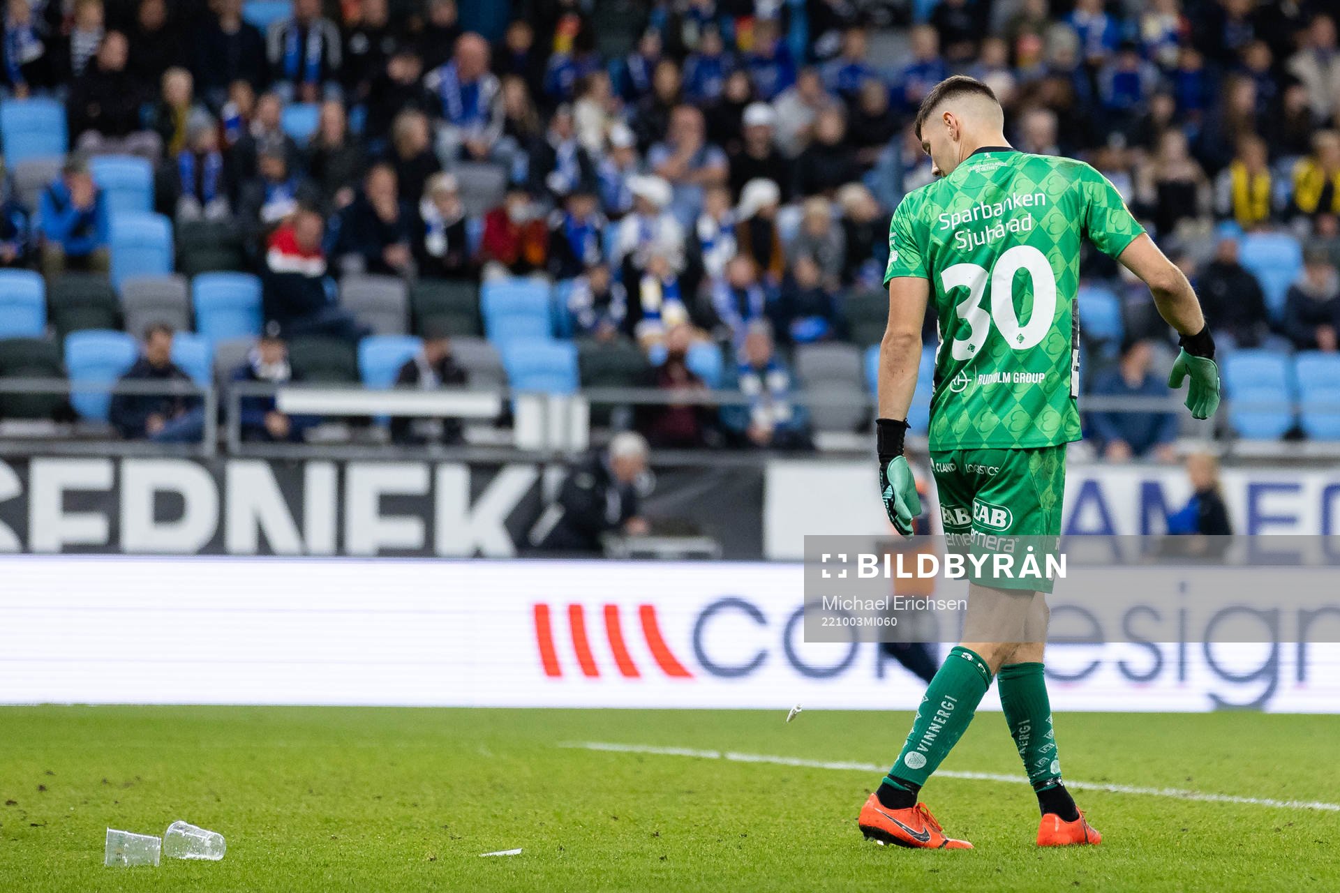 Elfsborgs målvakt Hakon Valdimarsson kollar på inkastade