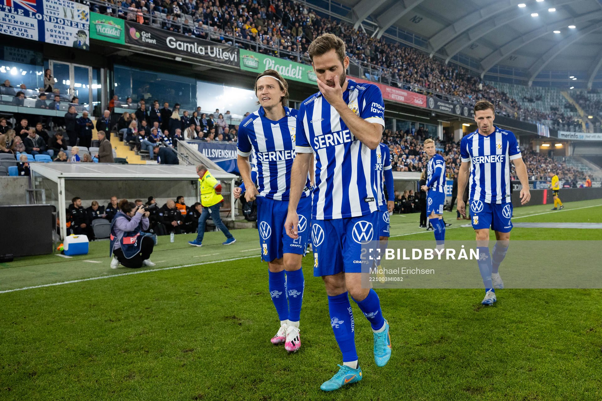 IFK Göteborgs Simon Thern och Emil Salomonsson innan fotbollsmatchen i Allsvenskan mellan IFK Göteborg och Elfsborg den 3 oktober 2022 i Göteborg.