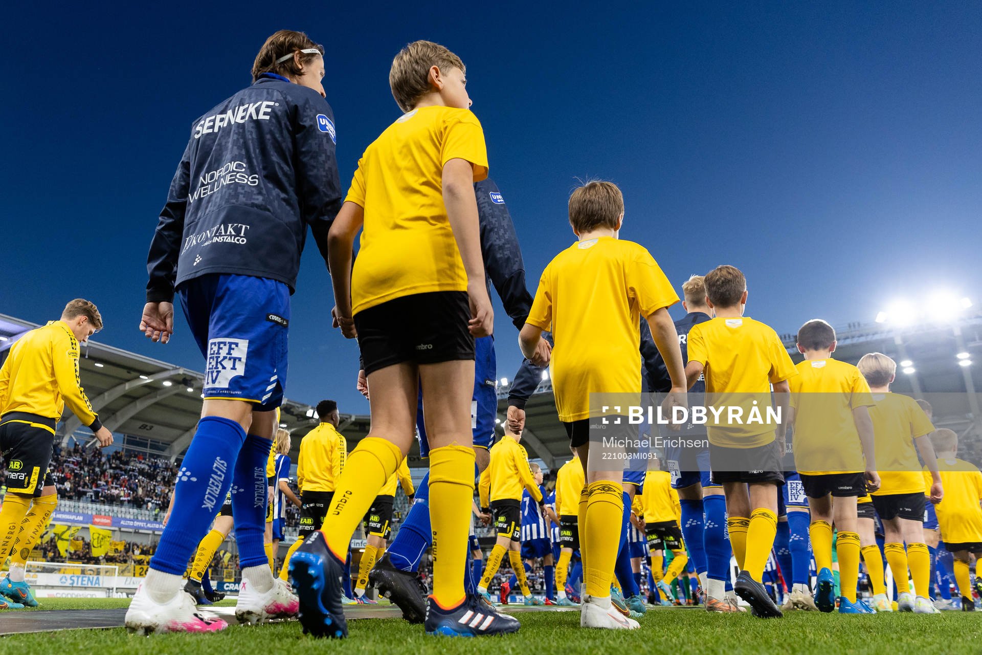 IFK Göteborgs Simon Thern på väg ut för line up med
