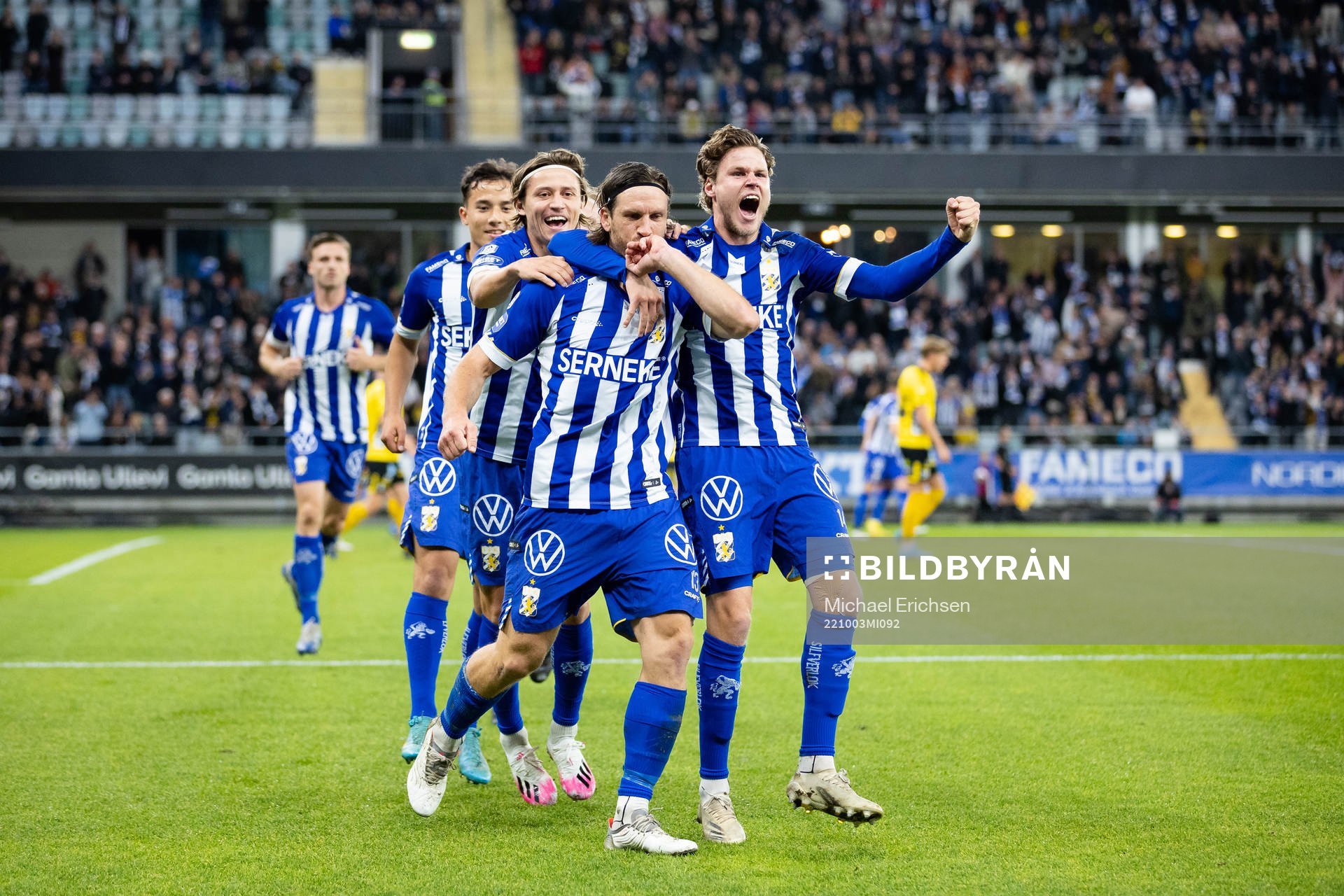 IFK Göteborgs Gustav Svensson jublar med lagkamrater