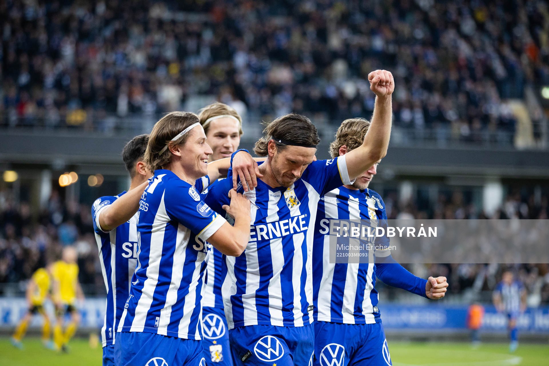IFK Göteborgs Gustav Svensson jublar med lagkamrater