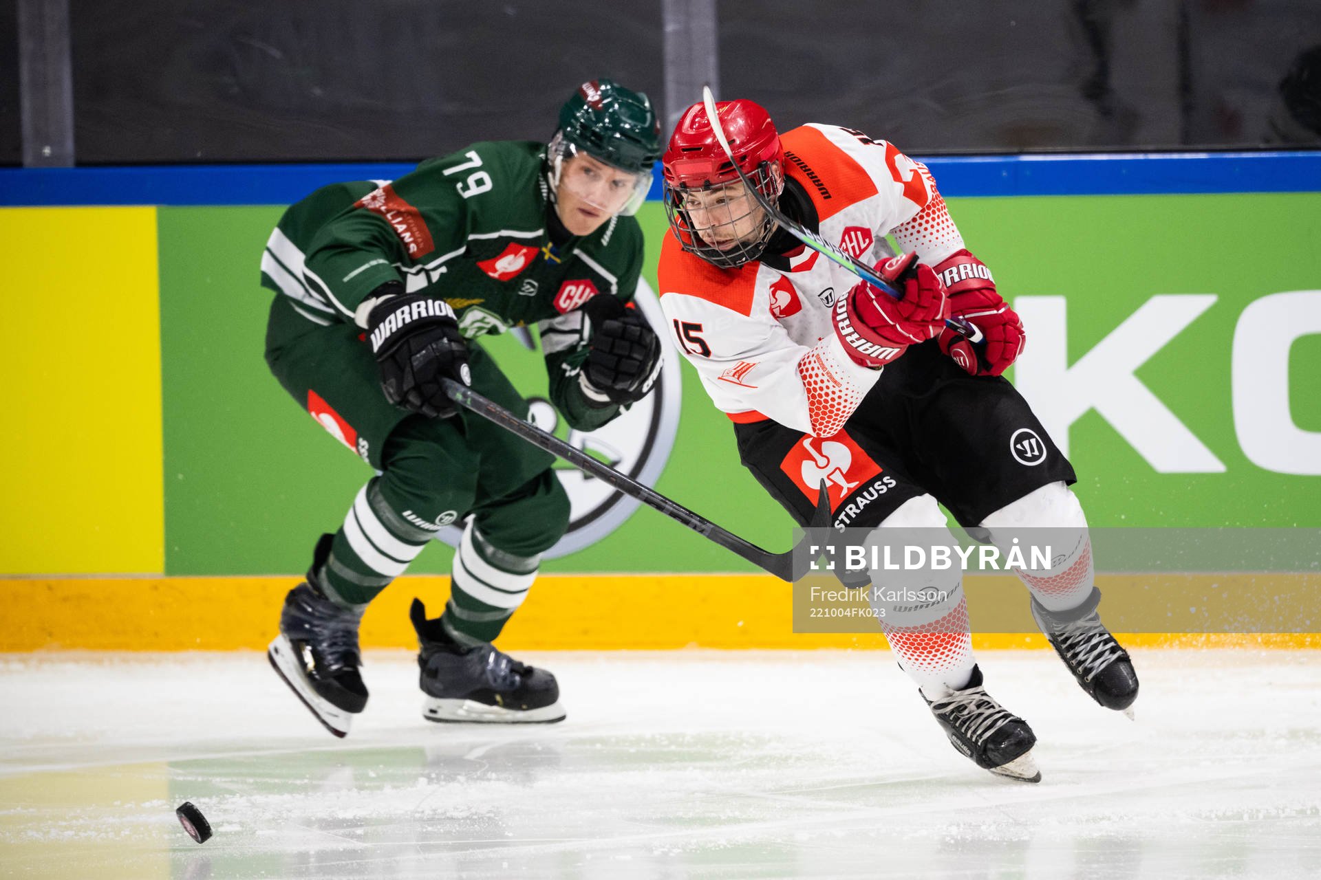 Patrik Lundh of Färjestad and Patryk Wronka of Comarch