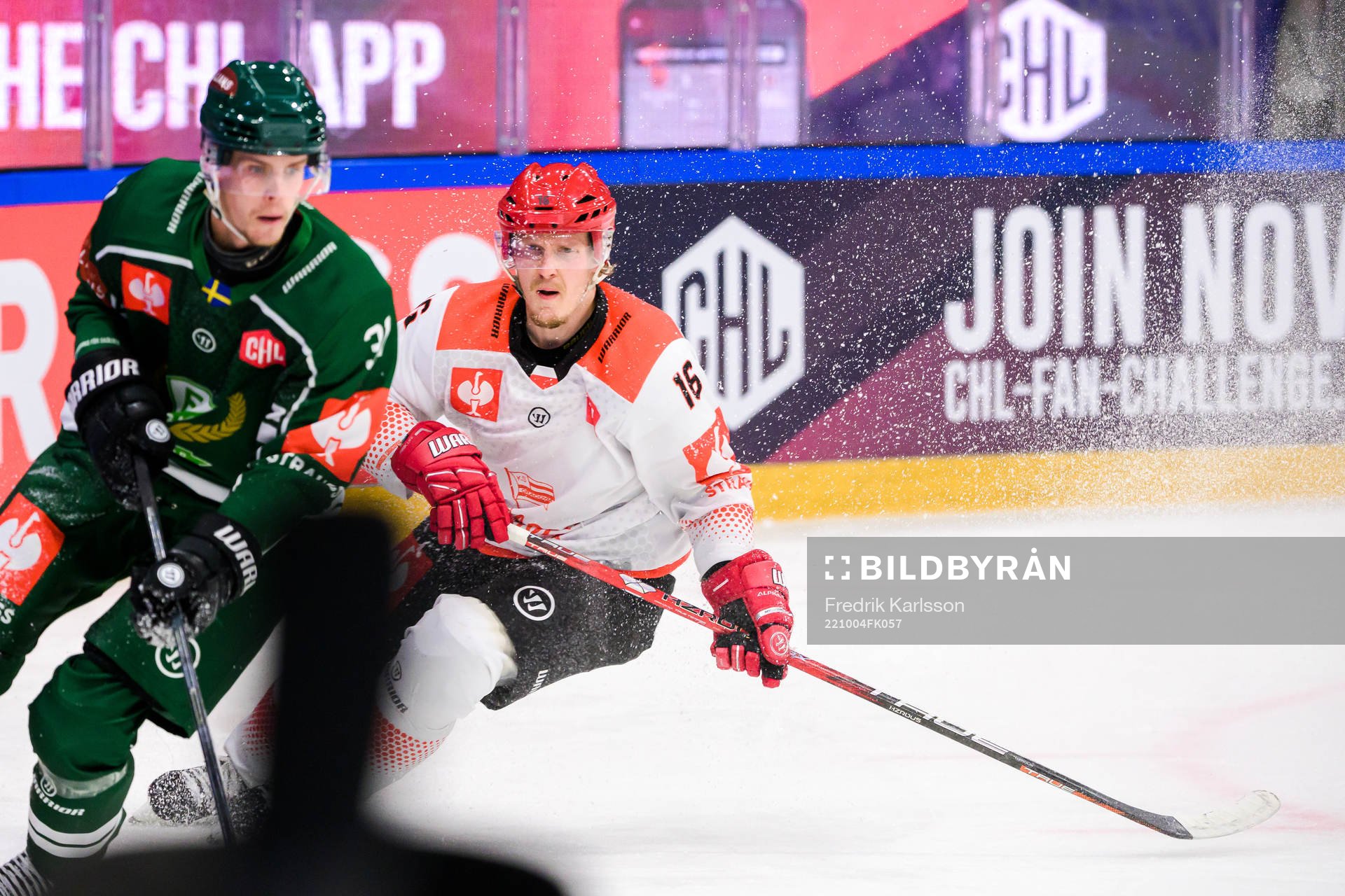 Carl Jakobsson of Färjestad and Saku Kinnunen of Cracovia