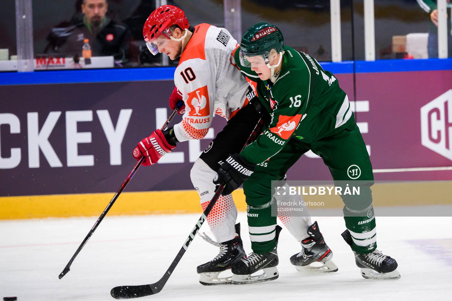 Robert Arrak of Cracovia and Martin Johnsen of Färjestad