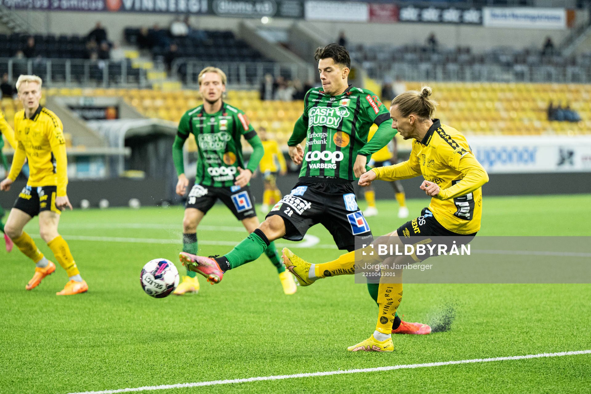 Varbergs Flamur Dzelili och Elfsborgs Niklas Hult under semifinalen i U21 Allsvenskan mellan Elfsborg och Varberg den 4 oktober 2022 i Borås.