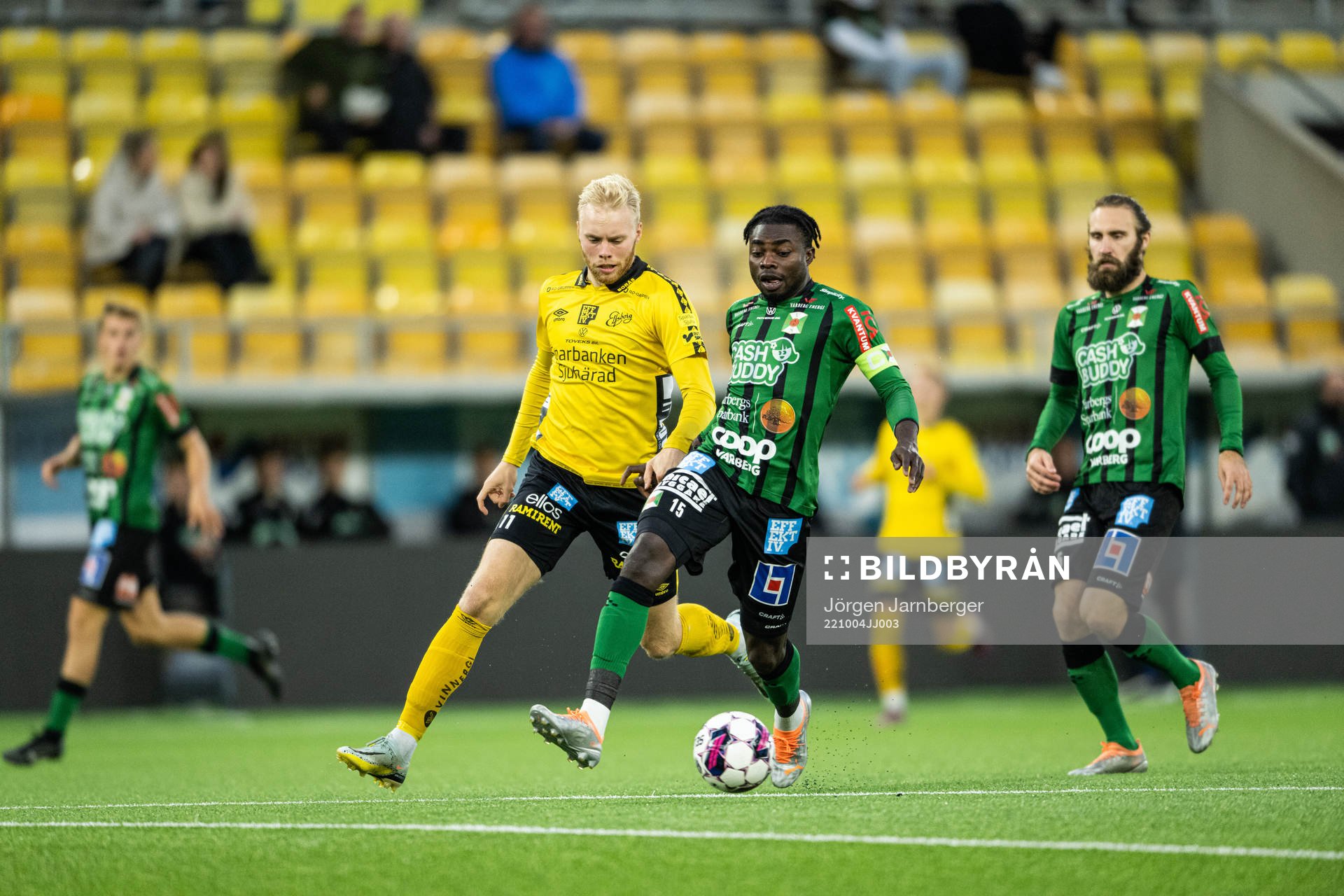 Elfsborgs Sveinn Aron Gudjohnsen och Varbergs Gideon Mensah under semifinalen i U21 Allsvenskan mellan Elfsborg och Varberg den 4 oktober 2022 i Borås.