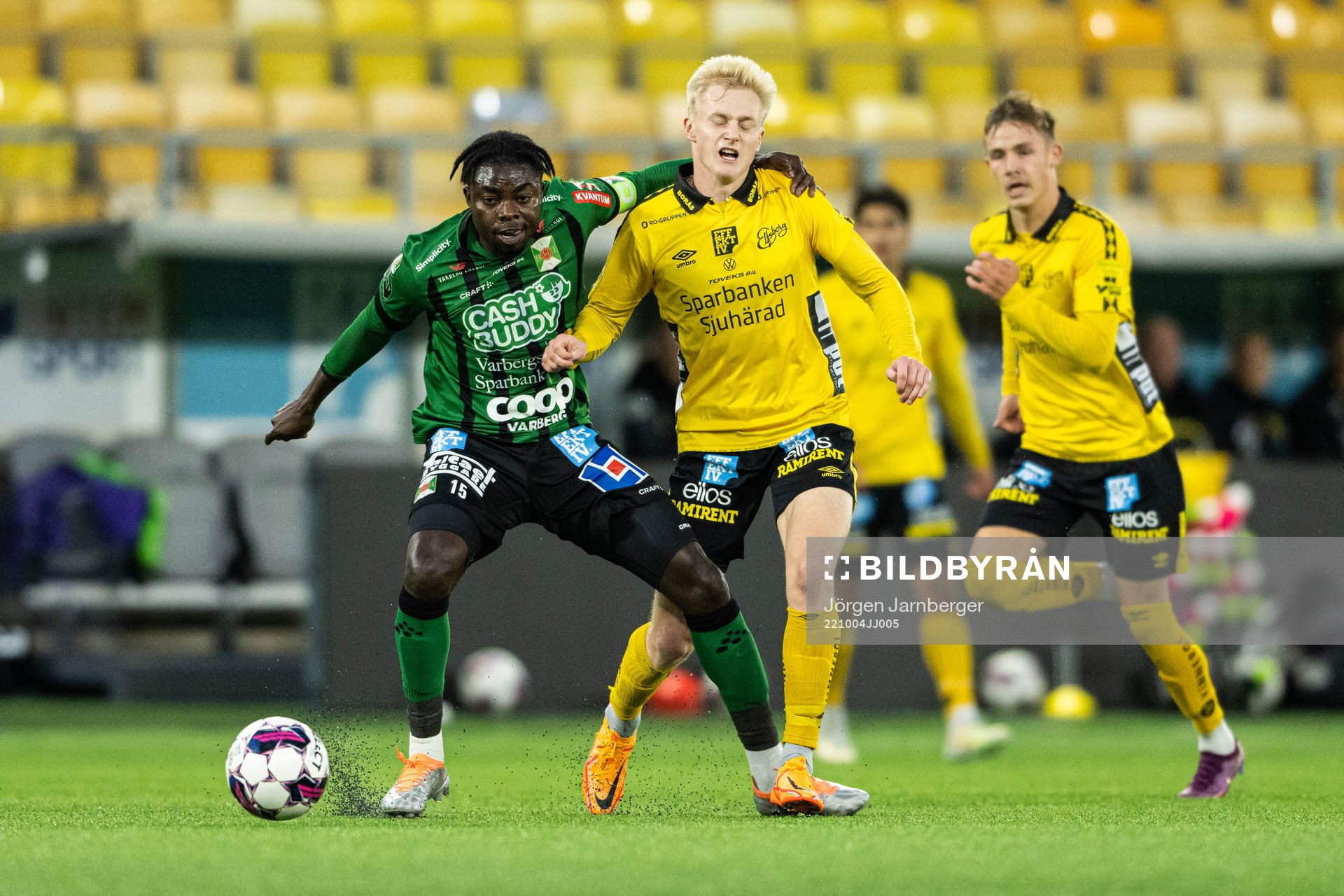 Varbergs Gideon Mensah och Elfsborgs Oscar Aga