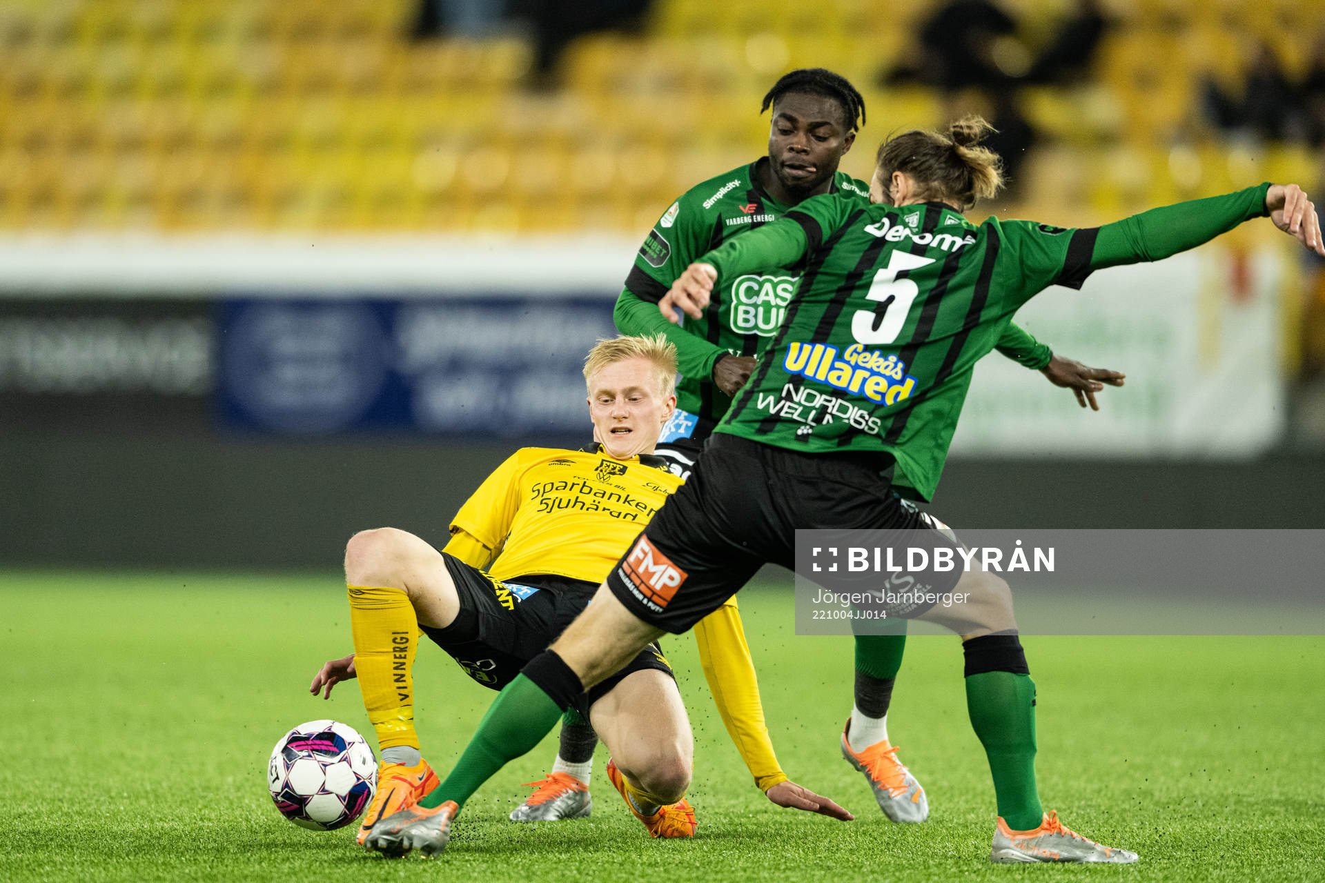 Elfsborgs Oscar Aga och Varbergs Gideon Mensah under semifinalen i U21 Allsvenskan mellan Elfsborg och Varberg den 4 oktober 2022 i Borås.